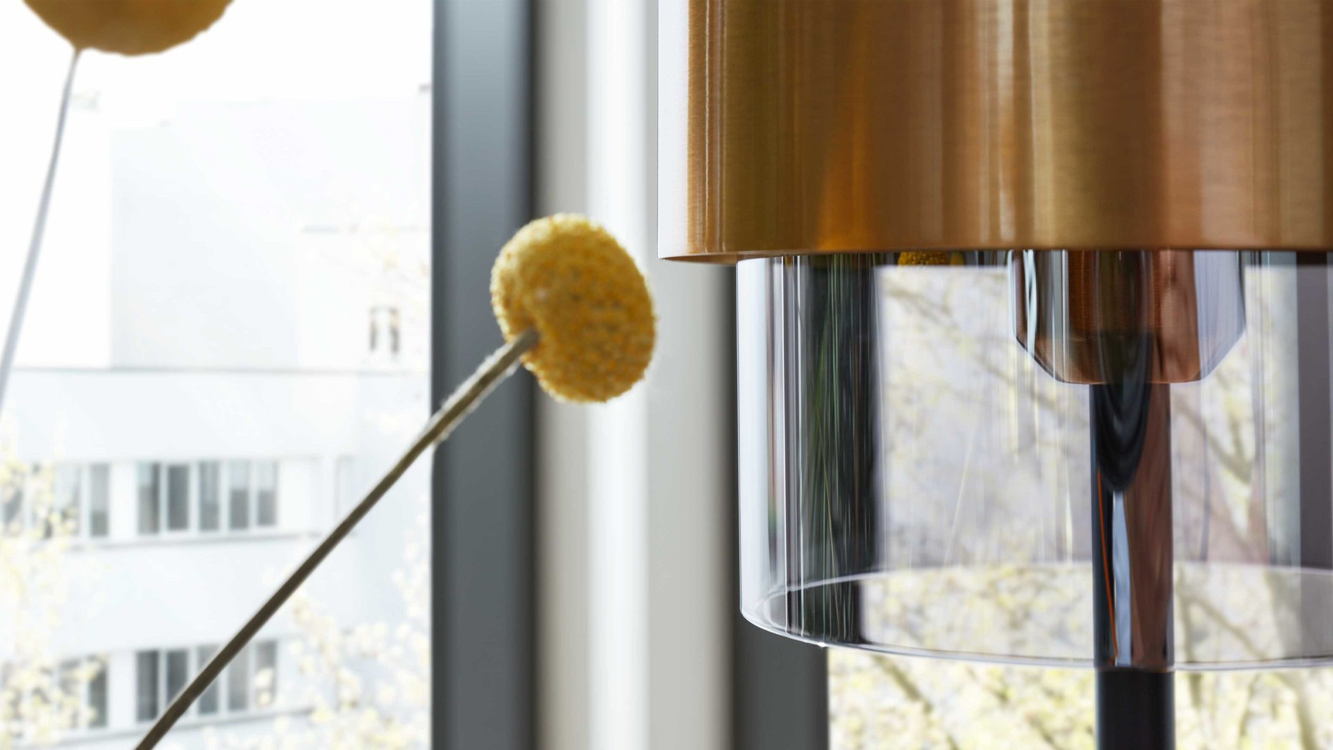 Tischleuchte Interliving aus Glas in Grau Interliving Leuchten Serie 9333 - Tischleuchte Rauchglas &amp; Messing – Höhe ca. 49 cm