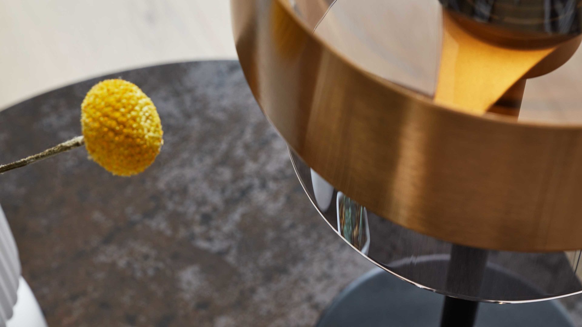 Tischleuchte Interliving aus Glas in Grau Interliving Leuchten Serie 9333 - Tischleuchte Rauchglas &amp; Messing – Höhe ca. 49 cm