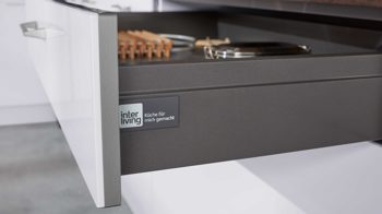 Einbauküche Interliving aus Holz in Weiß Interliving Küche Serie 3051 mit privileg Einbaugeräten Arctiweiß & Quarzgrau Hochglanz – zweizeilig