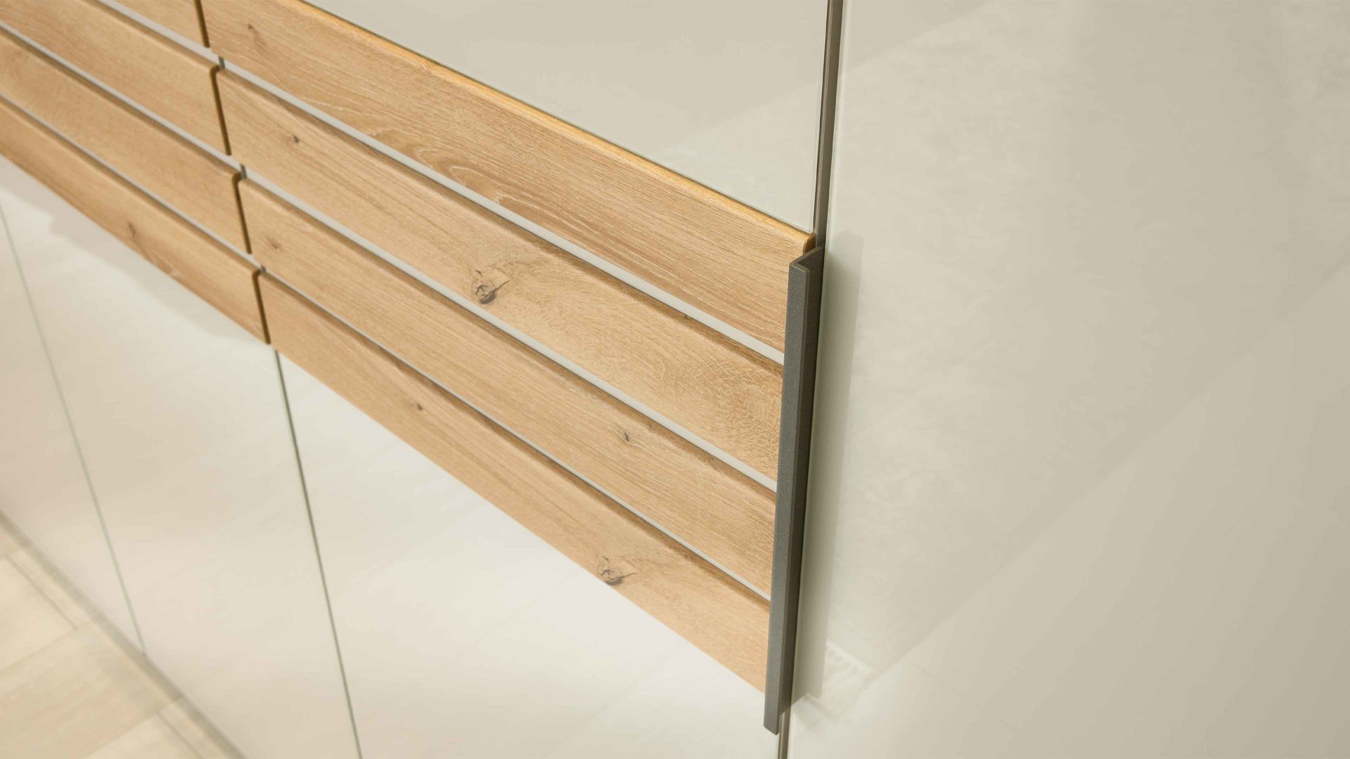 Kleiderschrank Interliving aus Holz in Hellgrau Interliving Schlafzimmer Serie 1026 – Kleiderschrank Champagner & Eiche bianco - sechs Türen, Breite ca. 300 cm
