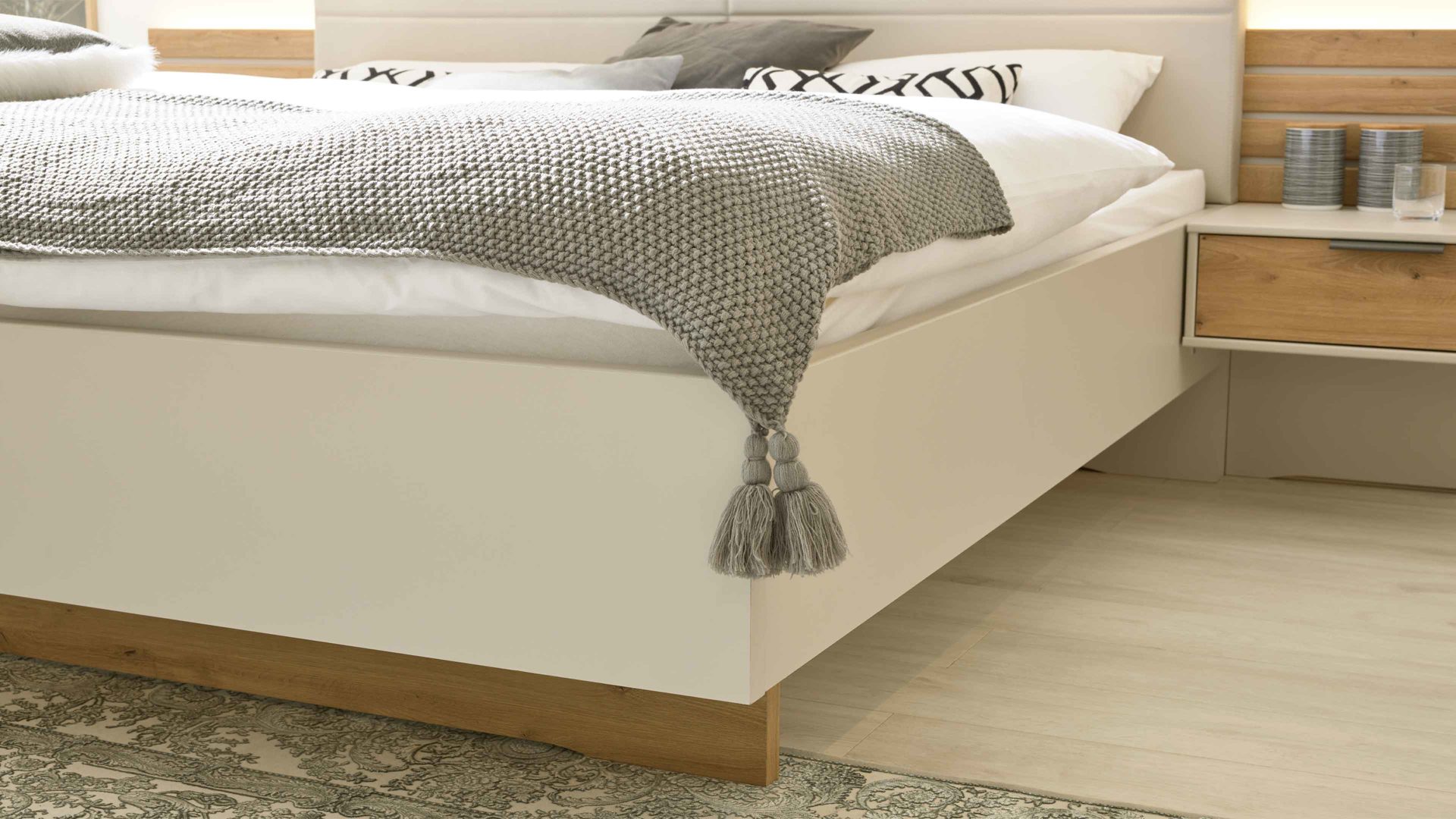 Bettgestell Interliving aus Holz in Hellgrau Interliving Schlafzimmer Serie 1026 – Bettgestell 243 Champagner & Eiche bianco - Liegefläche ca. 180 x 200 cm