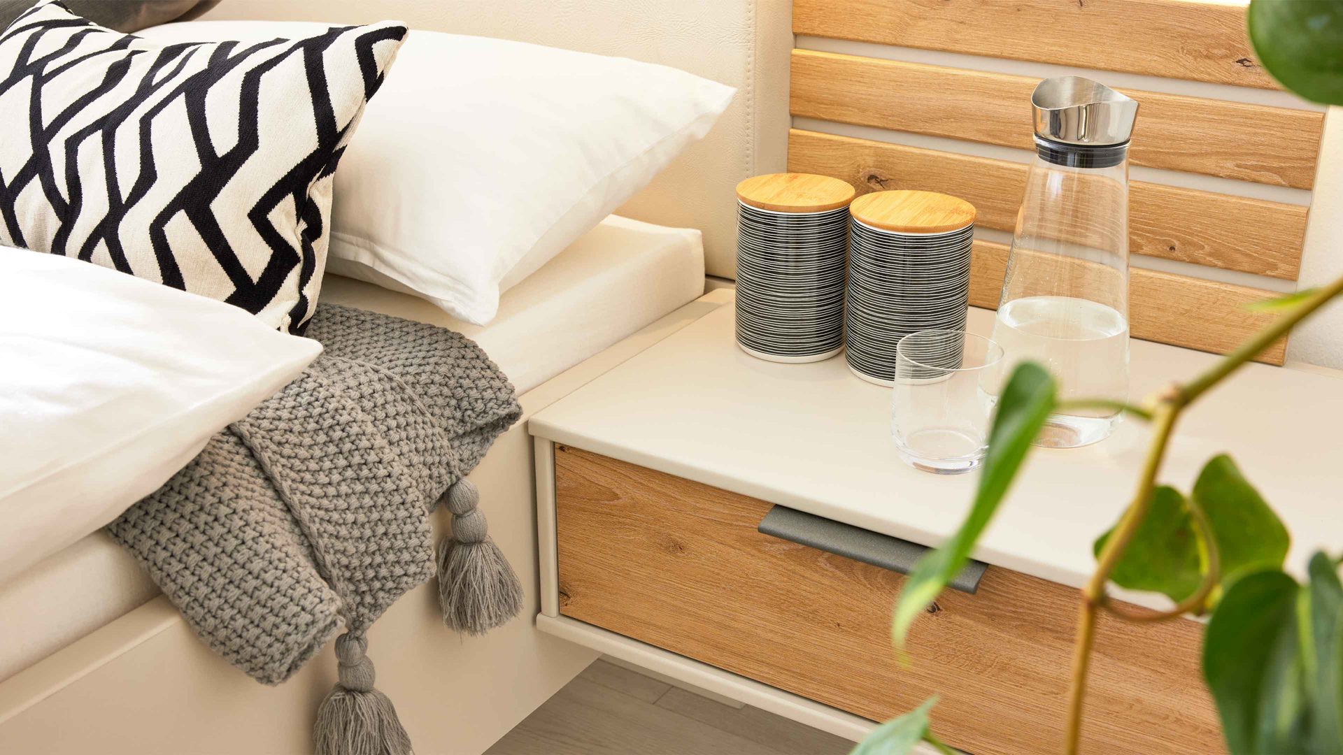 Komplettzimmer Interliving aus Holz in Hellgrau Interliving Schlafzimmer Serie 1026 – Komplettzimmer Champagner & Eiche bianco - vierteilig