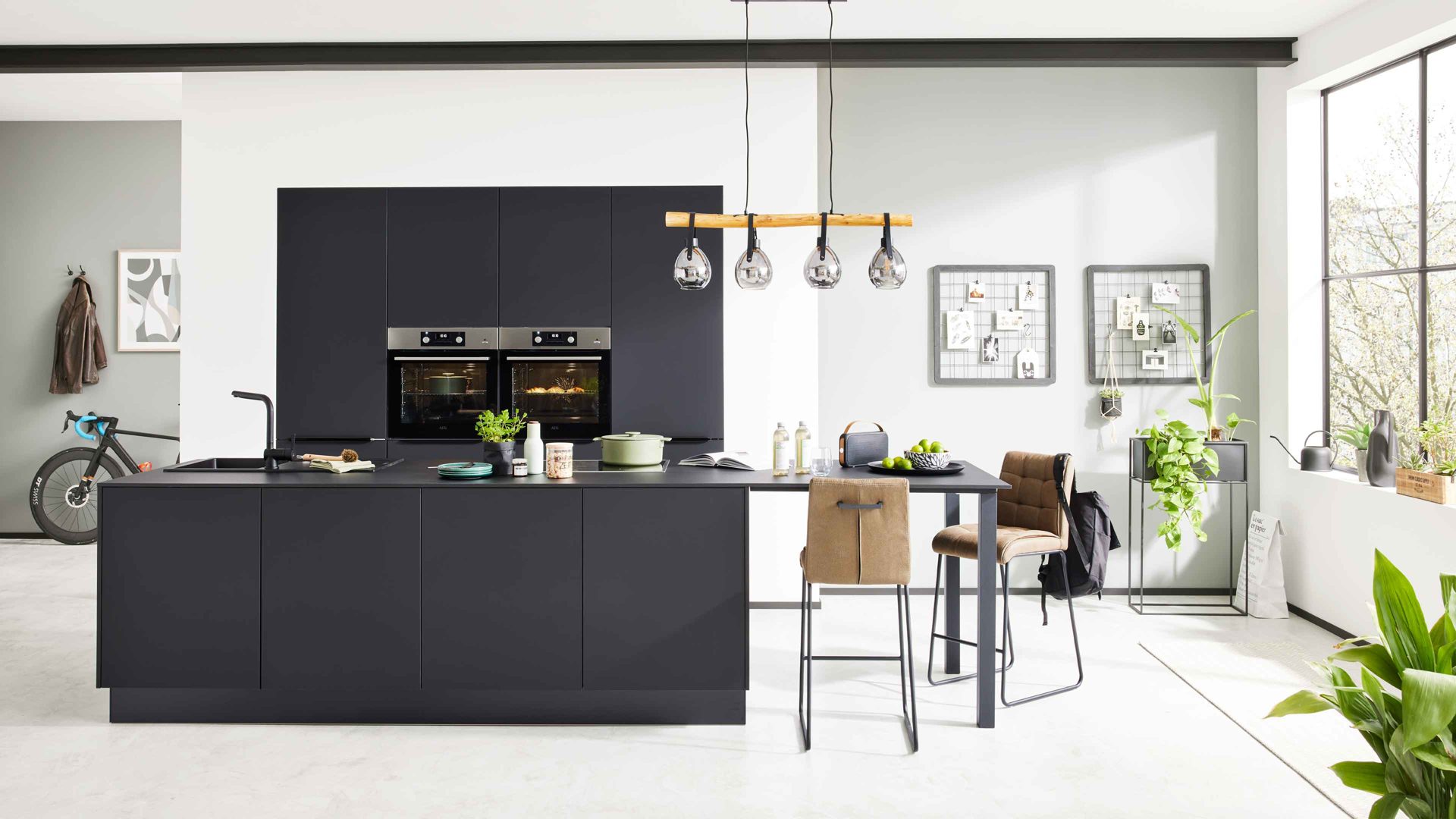 Einbauküche Interliving aus Holz in Schwarz Interliving Küche Serie 3104 mit AEG Einbaugeräten Mattschwarz – zweizeilig