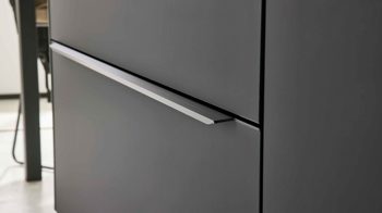 Einbauküche Interliving aus Holz in Schwarz Interliving Küche Serie 3057 mit AEG Einbaugeräten Mattschwarz – zweizeilig