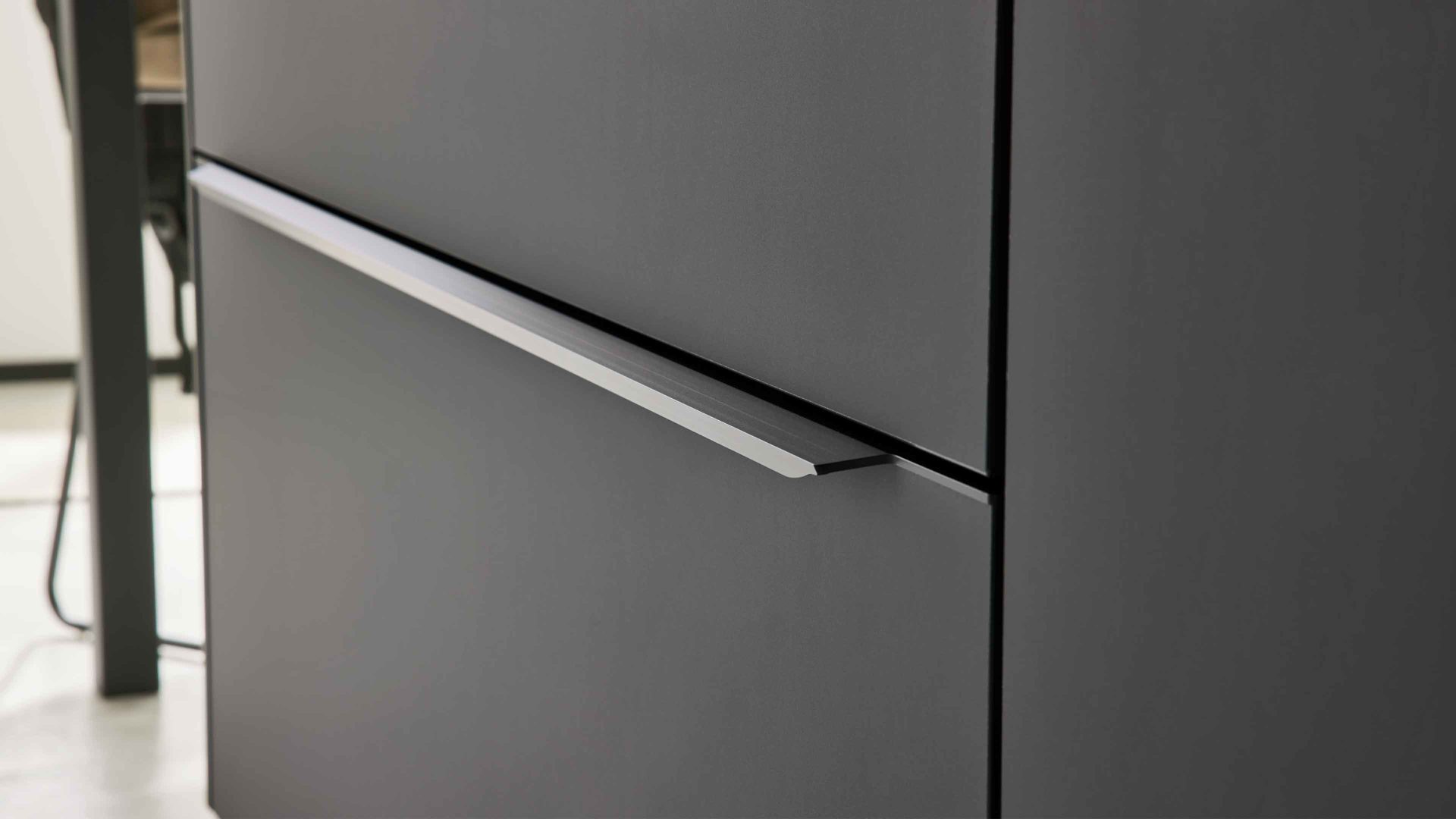 Einbauküche Interliving aus Holz in Schwarz Interliving Küche Serie 3104 mit AEG Einbaugeräten Mattschwarz – zweizeilig