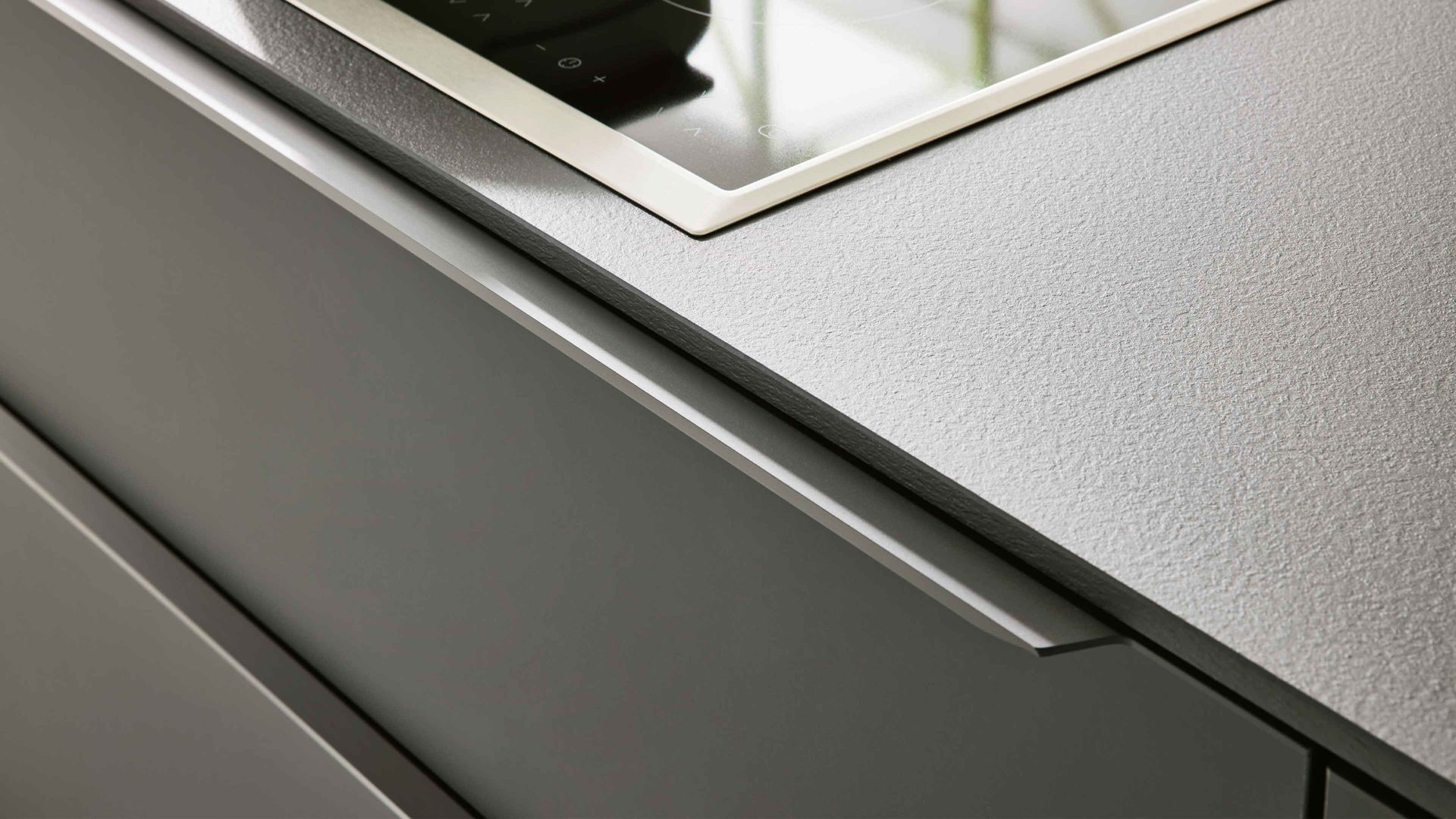 Einbauküche Interliving aus Holz in Schwarz Interliving Küche Serie 3104 mit AEG Einbaugeräten Mattschwarz – zweizeilig