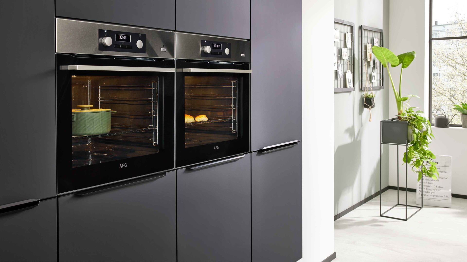 Einbauküche Interliving aus Holz in Schwarz Interliving Küche Serie 3057 mit AEG Einbaugeräten Mattschwarz – zweizeilig