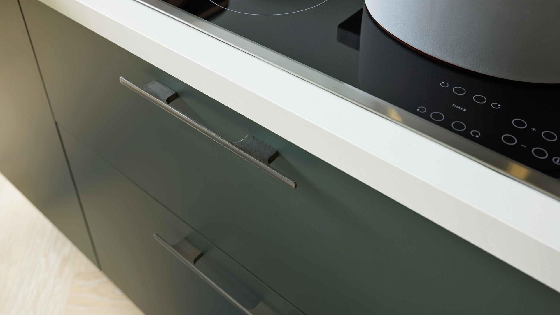 Einbauküche Interliving aus Holz in Dunkelgrün Interliving Küche Serie 3059 mit Einbaugeräten Black Green - Stellfläche ca. 220 x 480 cm