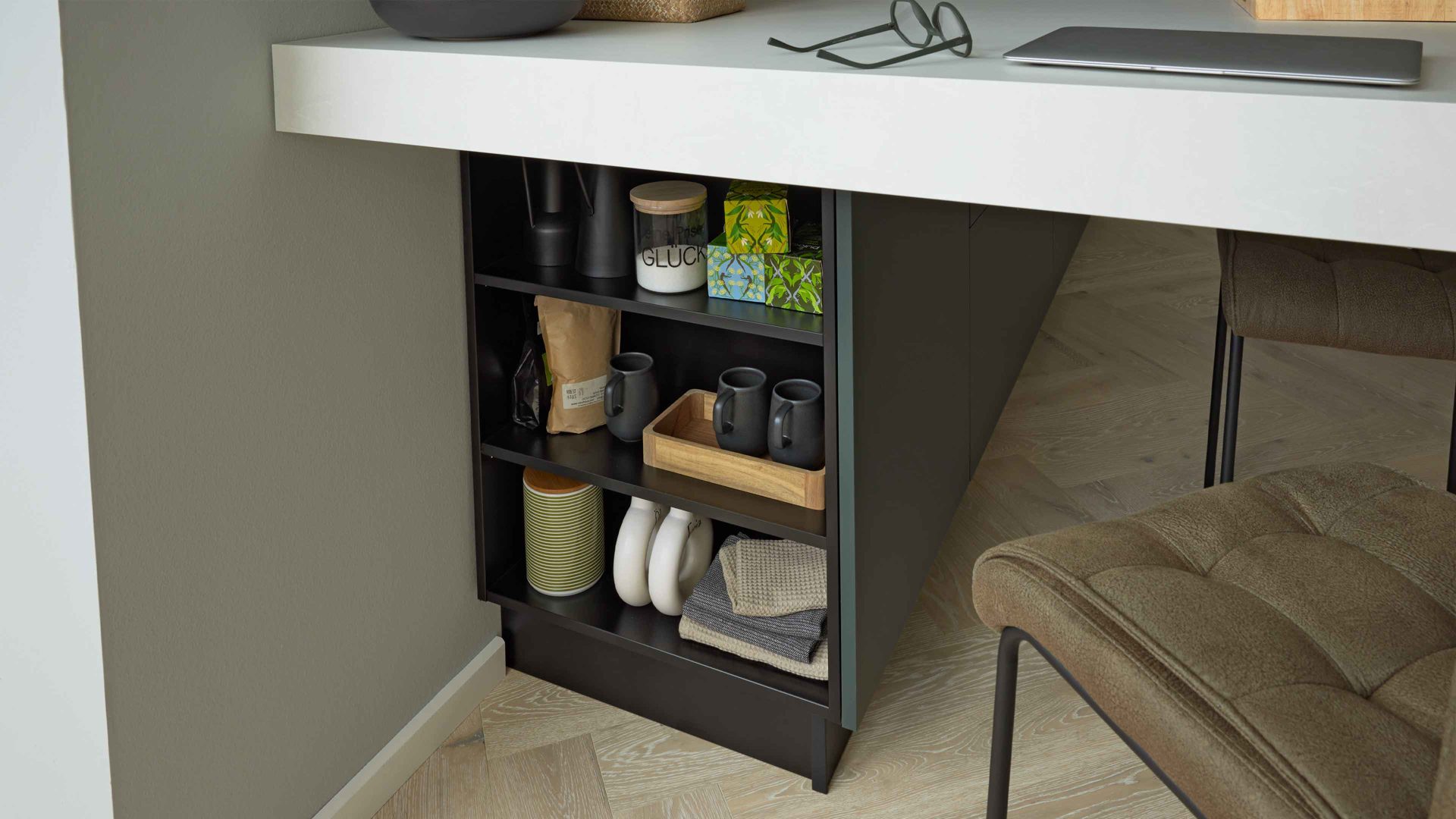 Einbauküche Interliving aus Holz in Dunkelgrün Interliving Küche Serie 3059 mit Einbaugeräten Black Green - Stellfläche ca. 220 x 480 cm