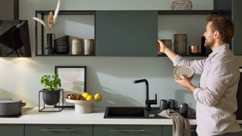 Einbauküche Interliving aus Holz in Dunkelgrün Interliving Küche Serie 3059 mit Einbaugeräten Black Green - Stellfläche ca. 220 x 480 cm