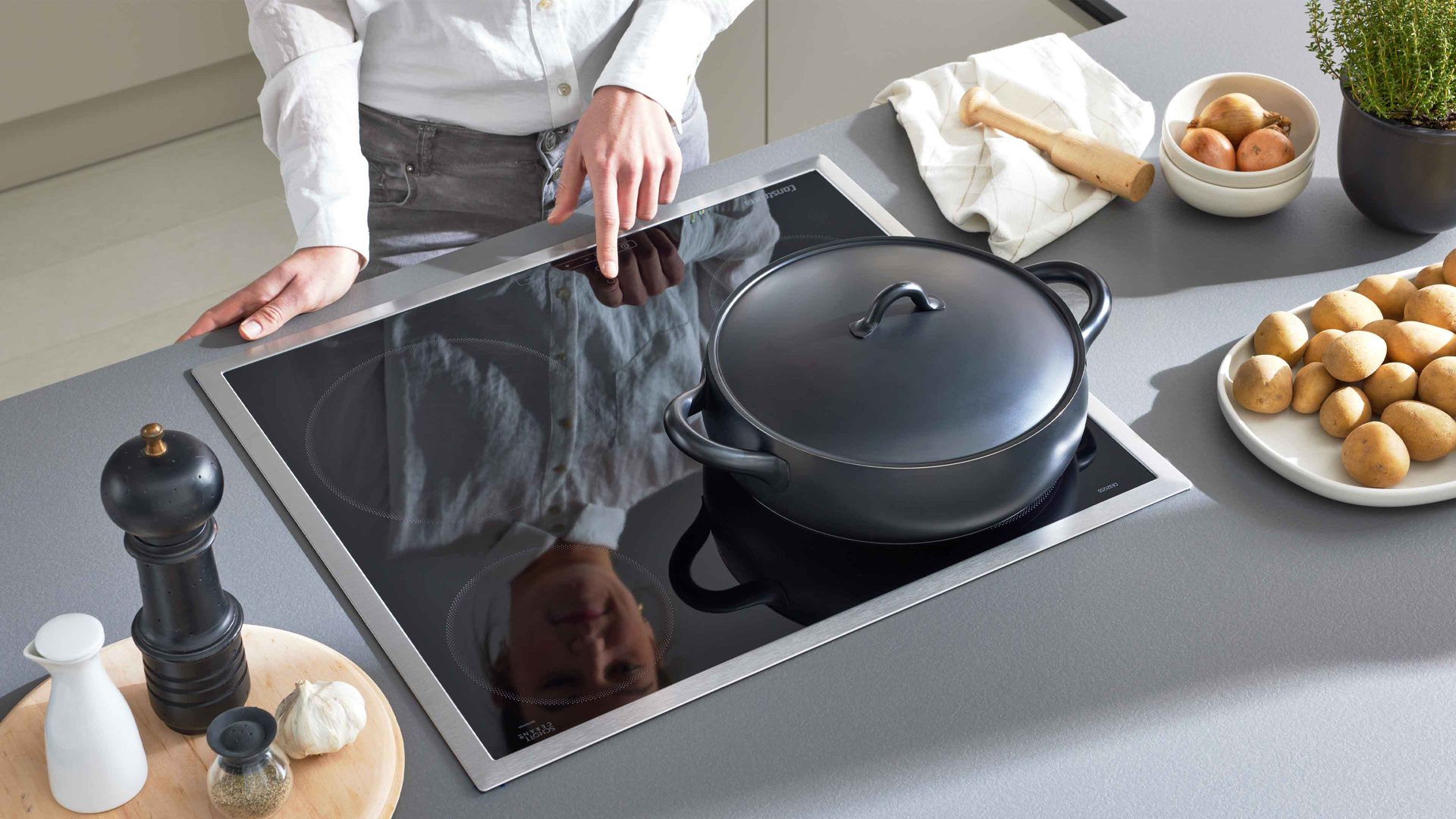 Einbauküche Interliving aus Holz in Grau Interliving Küche Serie 3060 mit Constructa Einbaugeräten Sahara & Quarzgrau - Stellfläche ca. 275 x 309 cm