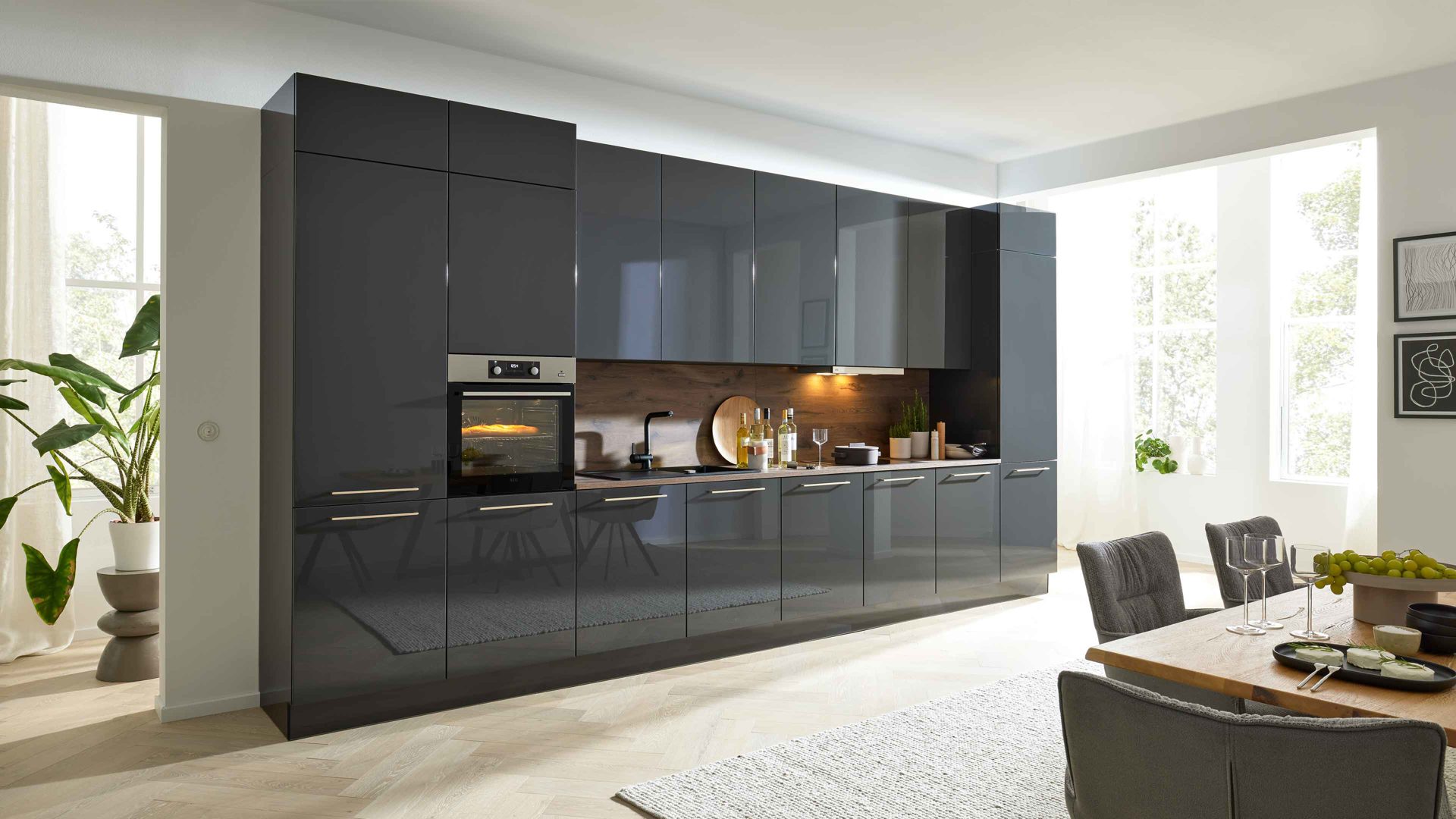 Einbauküche Interliving aus Holz in Dunkelgrau Interliving Küche Serie 3114 mit AEG Einbaugeräten Graphit & Castell Eiche - Länge ca. 408 cm