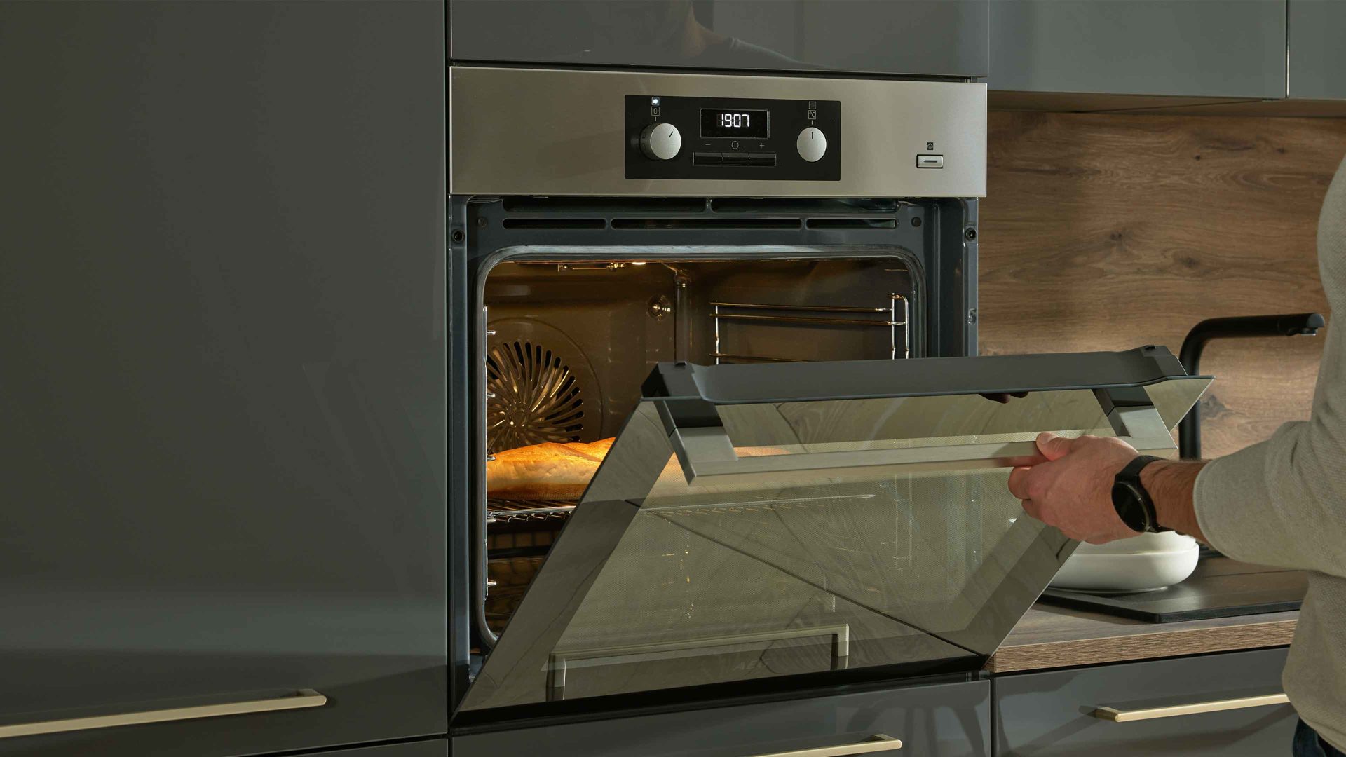 Einbauküche Interliving aus Holz in Dunkelgrau Interliving Küche Serie 3061 mit AEG Einbaugeräten Graphit & Castell Eiche - Länge ca. 408 cm