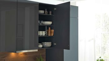 Einbauküche Interliving aus Holz in Dunkelgrau Interliving Küche Serie 3114 mit AEG Einbaugeräten Graphit & Castell Eiche - Länge ca. 408 cm