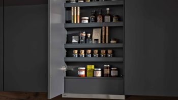 Einbauküche Interliving aus Holz in Dunkelgrau Interliving Küche Serie 3061 mit AEG Einbaugeräten Graphit & Castell Eiche - Länge ca. 408 cm