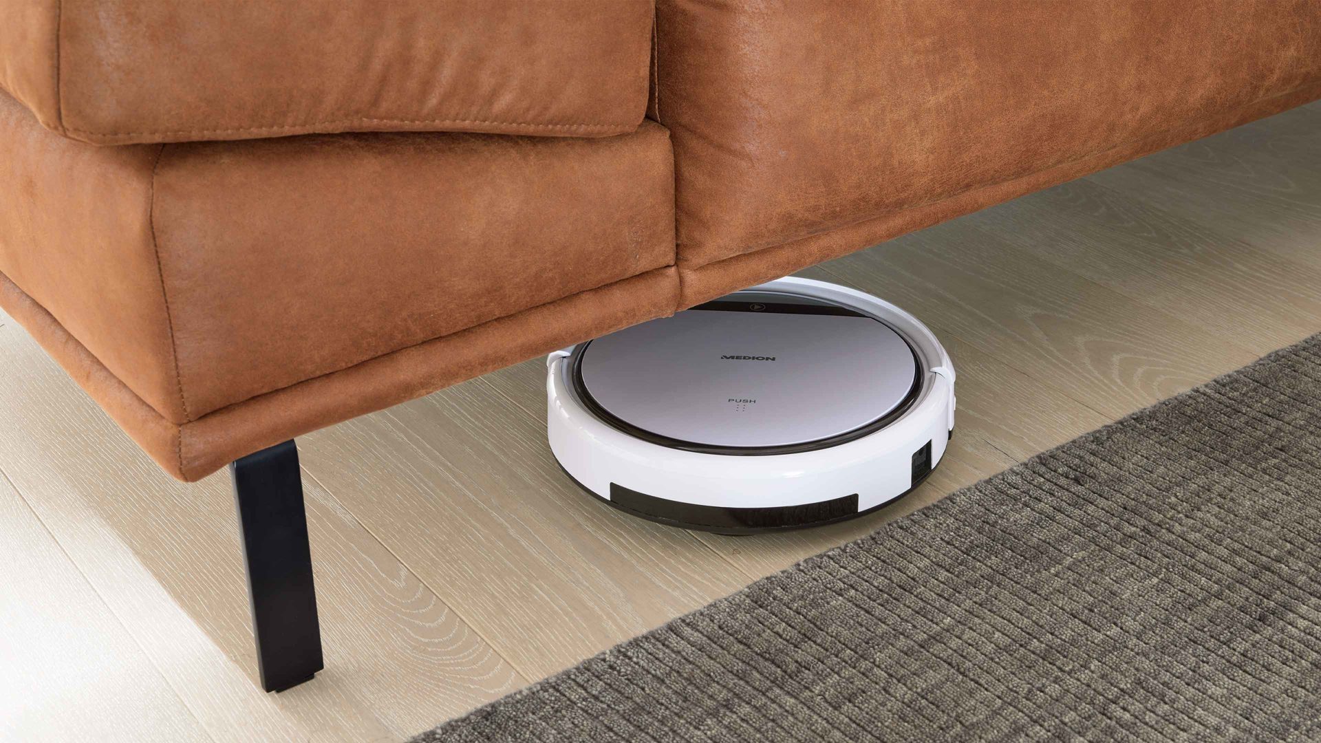 Polsterhocker Interliving aus Stoff in Hellbraun Interliving Sofa Serie 4254 – Polsterhocker tabacfarbener Bezug Linato & schwarze Metallfüße 4.35 – ca. 65 x 95 cm