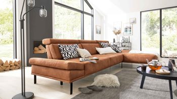 Ecksofa Interliving aus Stoff in Hellbraun Interliving Sofa Serie 4254 – Ecksofa cognacfarbene Mikrofaser Magnum & schwarze Metallfüße 4.35 – Stellfläche ca. 340 x 195 cm