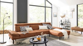 Ecksofa Interliving aus Stoff in Hellbraun Interliving Sofa Serie 4254 – Ecksofa cognacfarbene Mikrofaser Magnum & schwarze Metallfüße 4.35 – Stellfläche ca. 340 x 195 cm