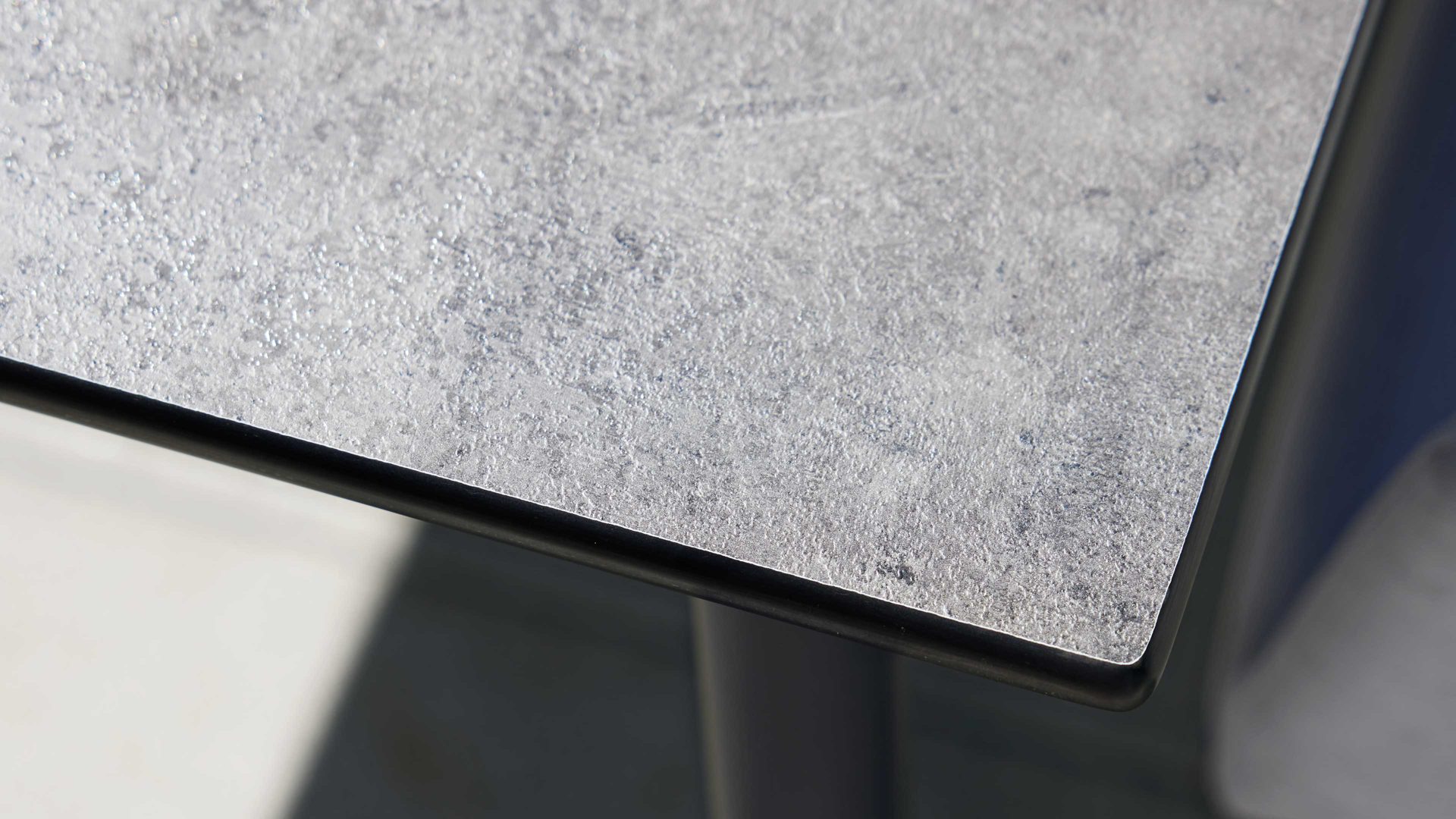 Gartentisch Interliving aus Holz in Grau Interliving Gartenmöbel Serie 7003 – Tisch G113-004-082 HPL Beton & Aluminium - ca. 220 x 95 cm