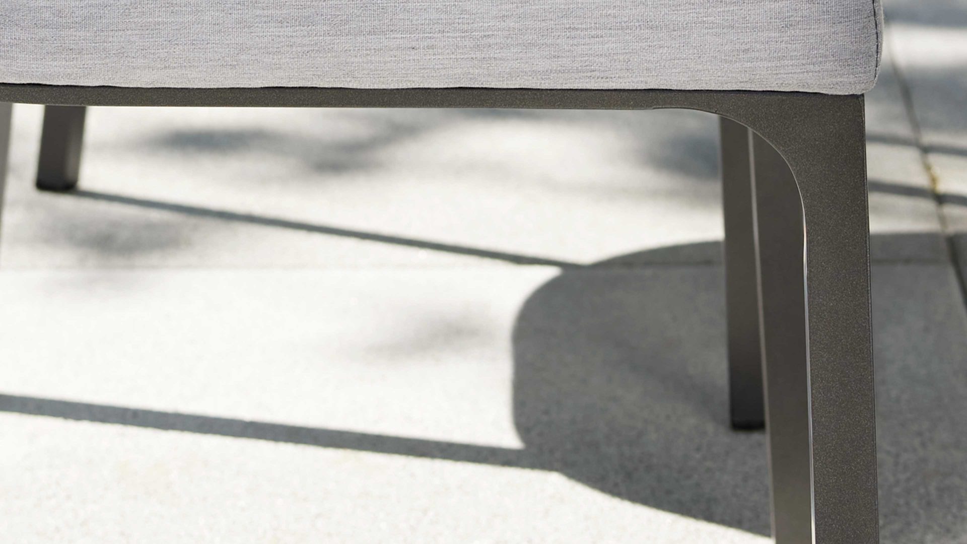 Gartenstuhl /-sessel Interliving aus Kunstfaser in Hellgrau Interliving Gartenmöbel Serie 7003 - Armlehnstuhl hellgrauer Bezug Panama & anthrazitfarbenes Aluminium