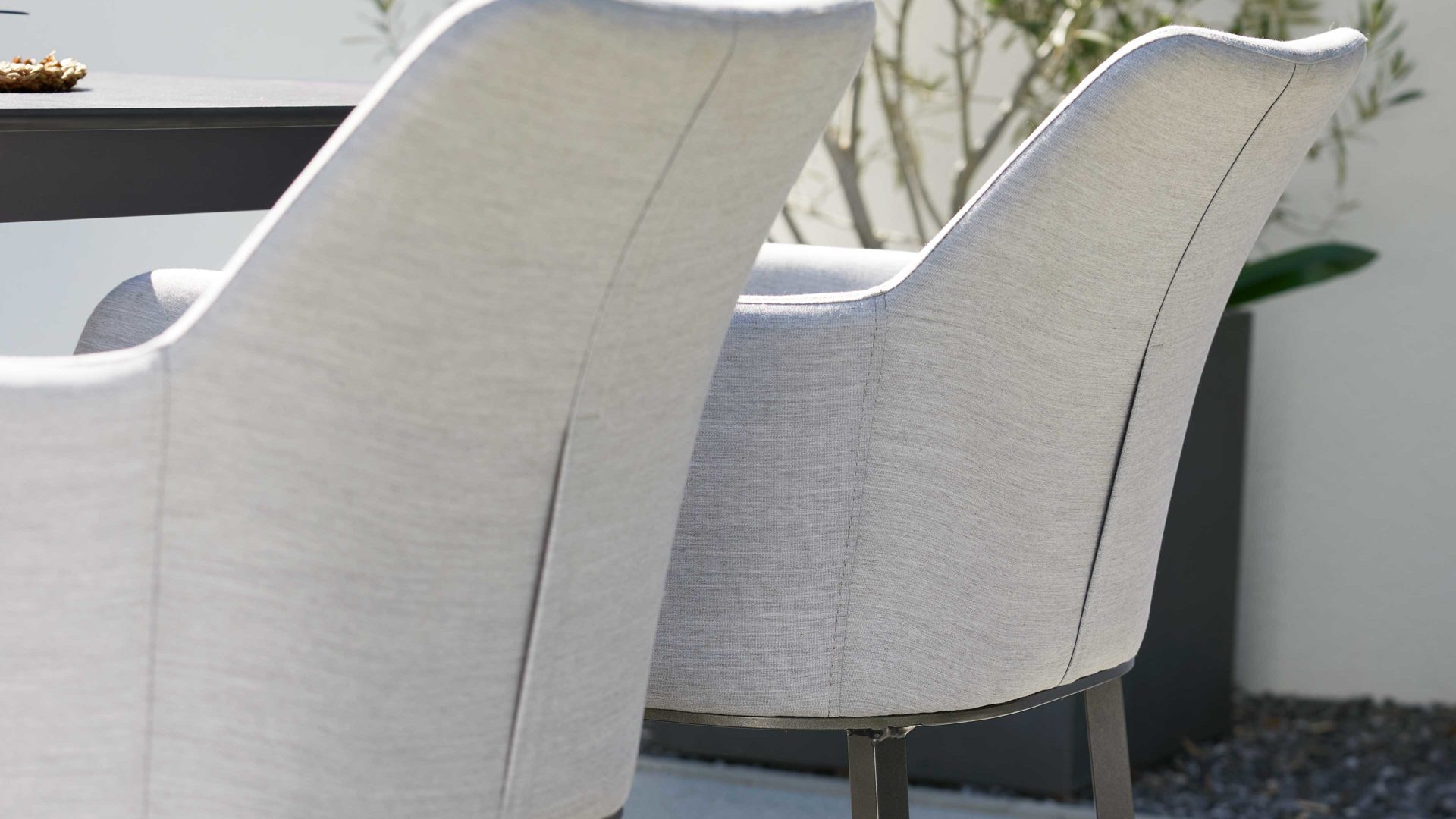 Gartenmöbel-Set Interliving aus Stoff in Grau Interliving Gartenmöbel Serie 7003 – Tischgruppe im Skandi Style hellgrauer Bezug Panama, HPL Beton & Aluminium