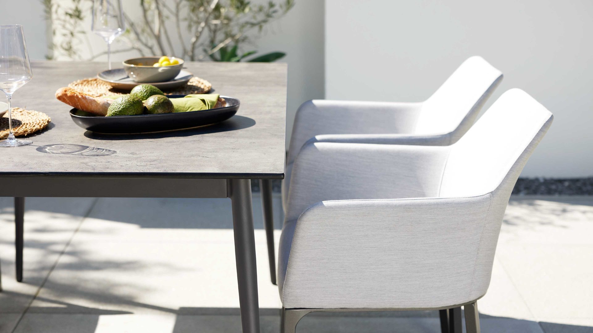 Gartenmöbel-Set Interliving aus Stoff in Grau Interliving Gartenmöbel Serie 7003 – Tischgruppe im Skandi Style hellgrauer Bezug Panama, HPL Beton & Aluminium