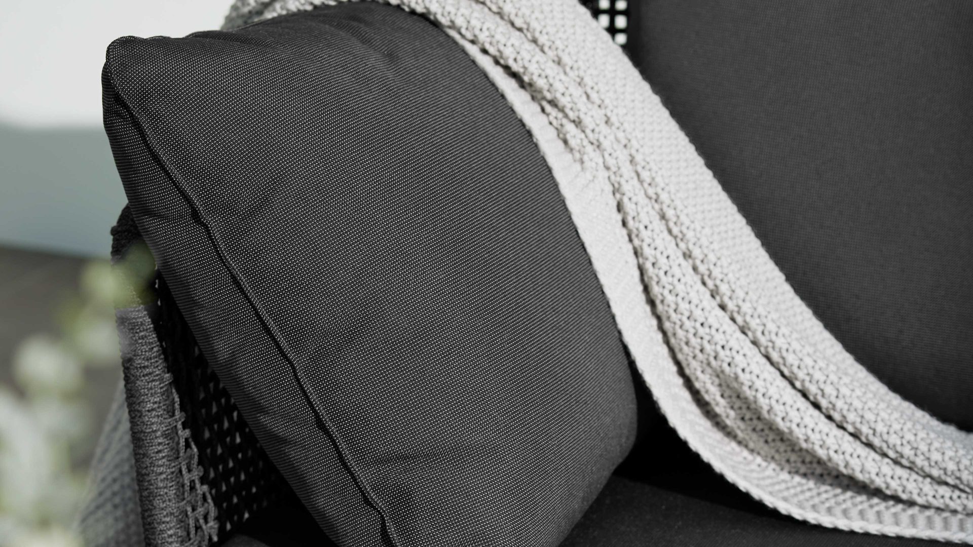 Gartenmöbel-Set Interliving aus Stoff in Grau Interliving Gartenmöbel Serie 7005 – Loungemöbel-Set graues Kordelgeflecht & dunkelgrauer Olefinbezug, Teakholz & Aluminium