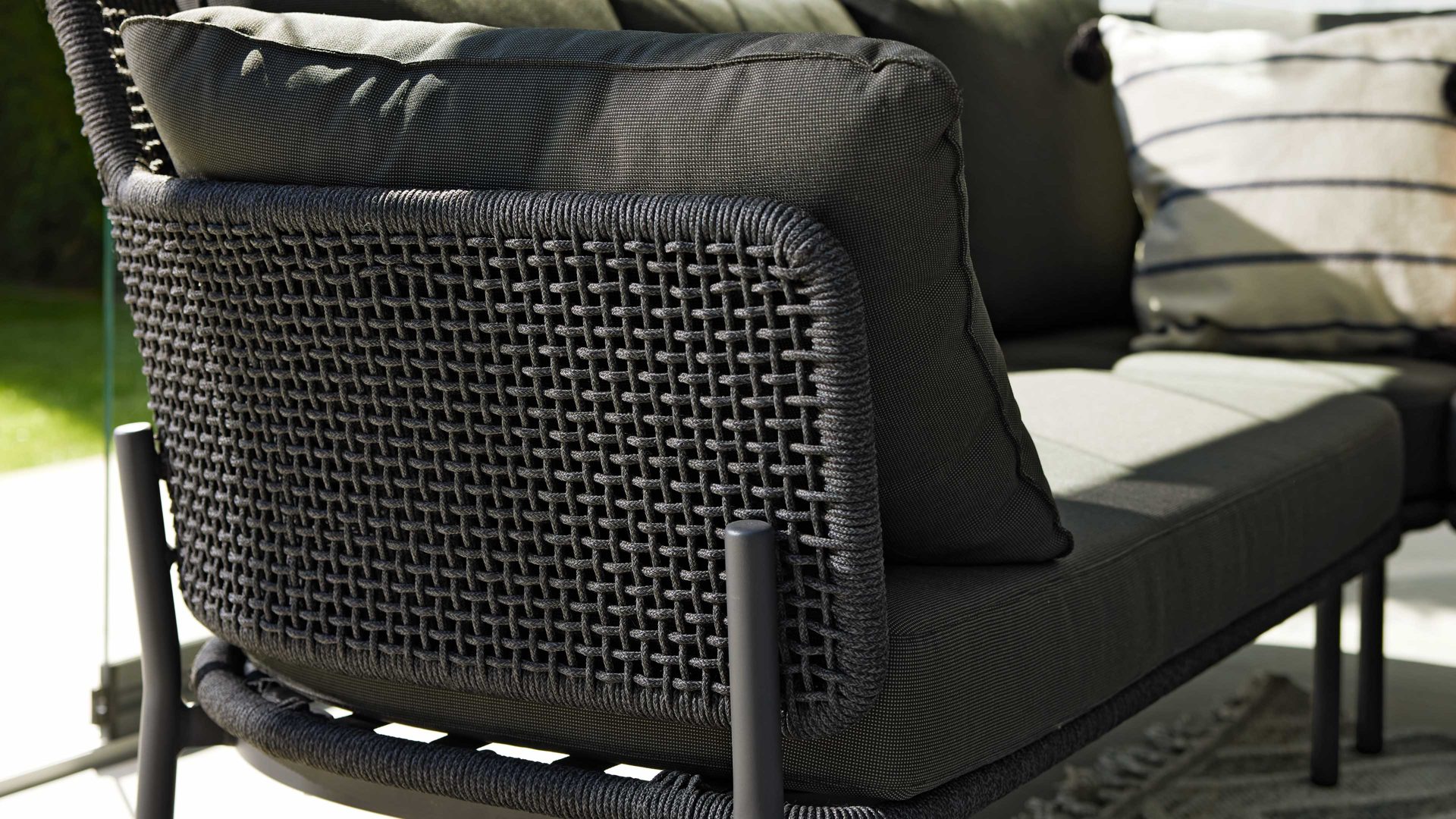 Gartenmöbel-Set Interliving aus Stoff in Grau Interliving Gartenmöbel Serie 7005 – Loungemöbel-Set graues Kordelgeflecht & dunkelgrauer Olefinbezug, Teakholz & Aluminium