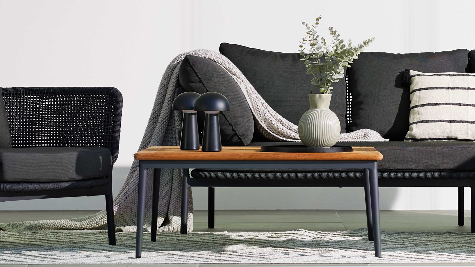 Gartentisch Interliving aus Holz in Holzfarben Interliving Gartenmöbel Serie 7005 – Lounge-Tisch G700 Teakholz & Aluminium - 89 x 89 cm