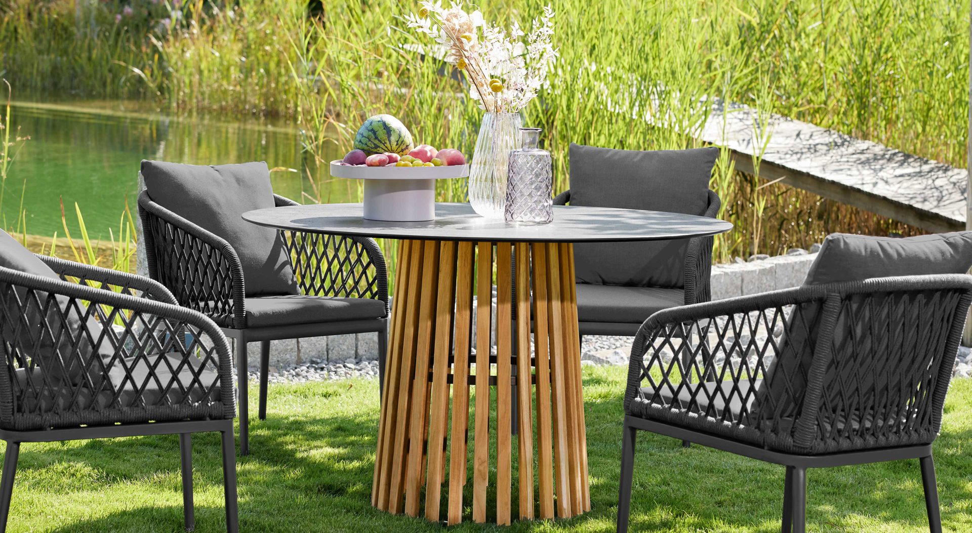 Gartentisch Interliving aus Holz in Grau Interliving Gartenmöbel Serie 7004 – Tisch HPL Beton & Teakholz - Durchmesser ca. 125 cm