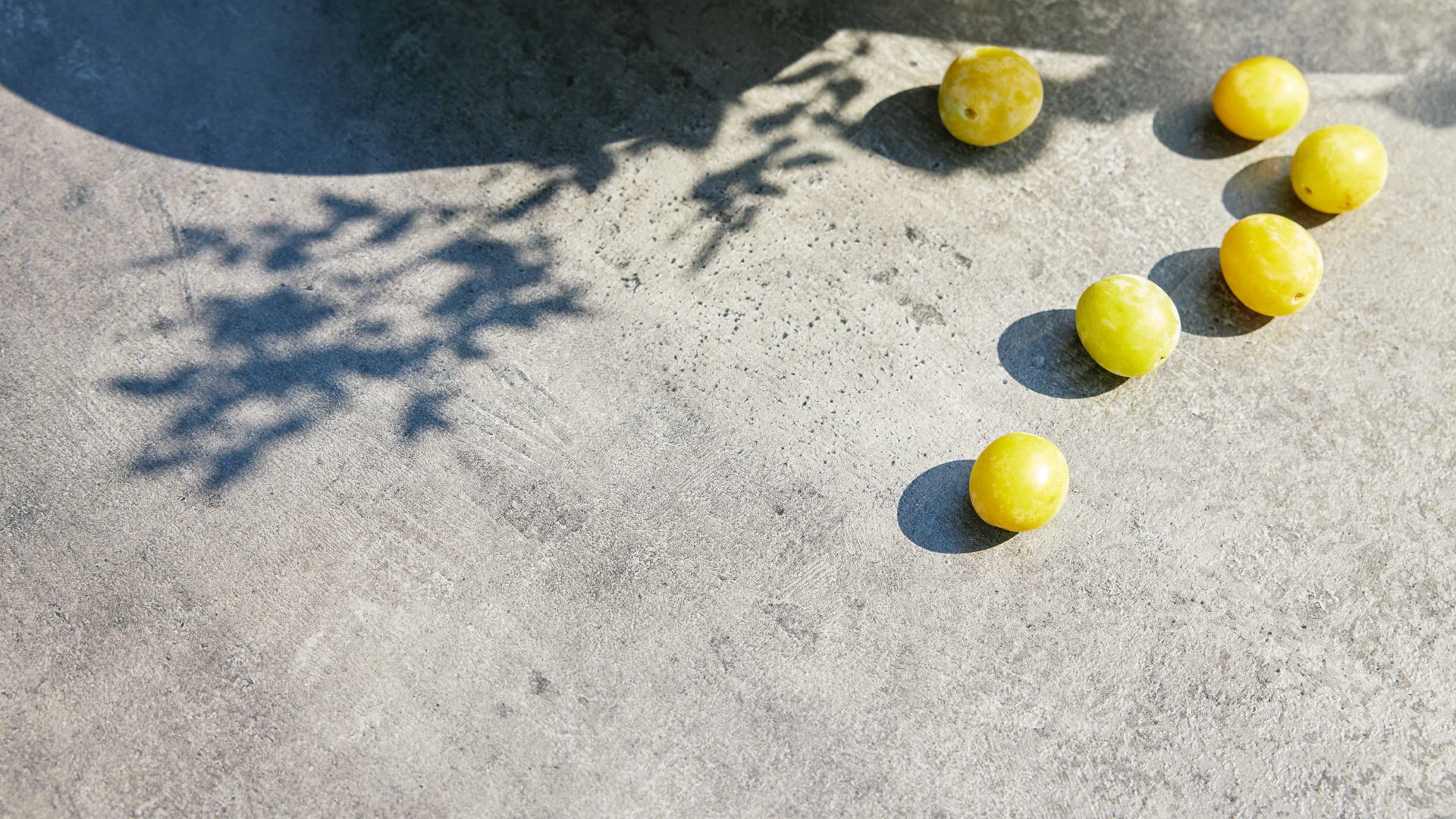 Gartenmöbel-Set Interliving aus Geflecht in Grau Interliving Gartenmöbel Serie 7004 – Tischgruppe mit rundem Tisch graues Kordelgeflecht & dunkelgrauer Bezug Heather 181, HPL Beton & Teakholz