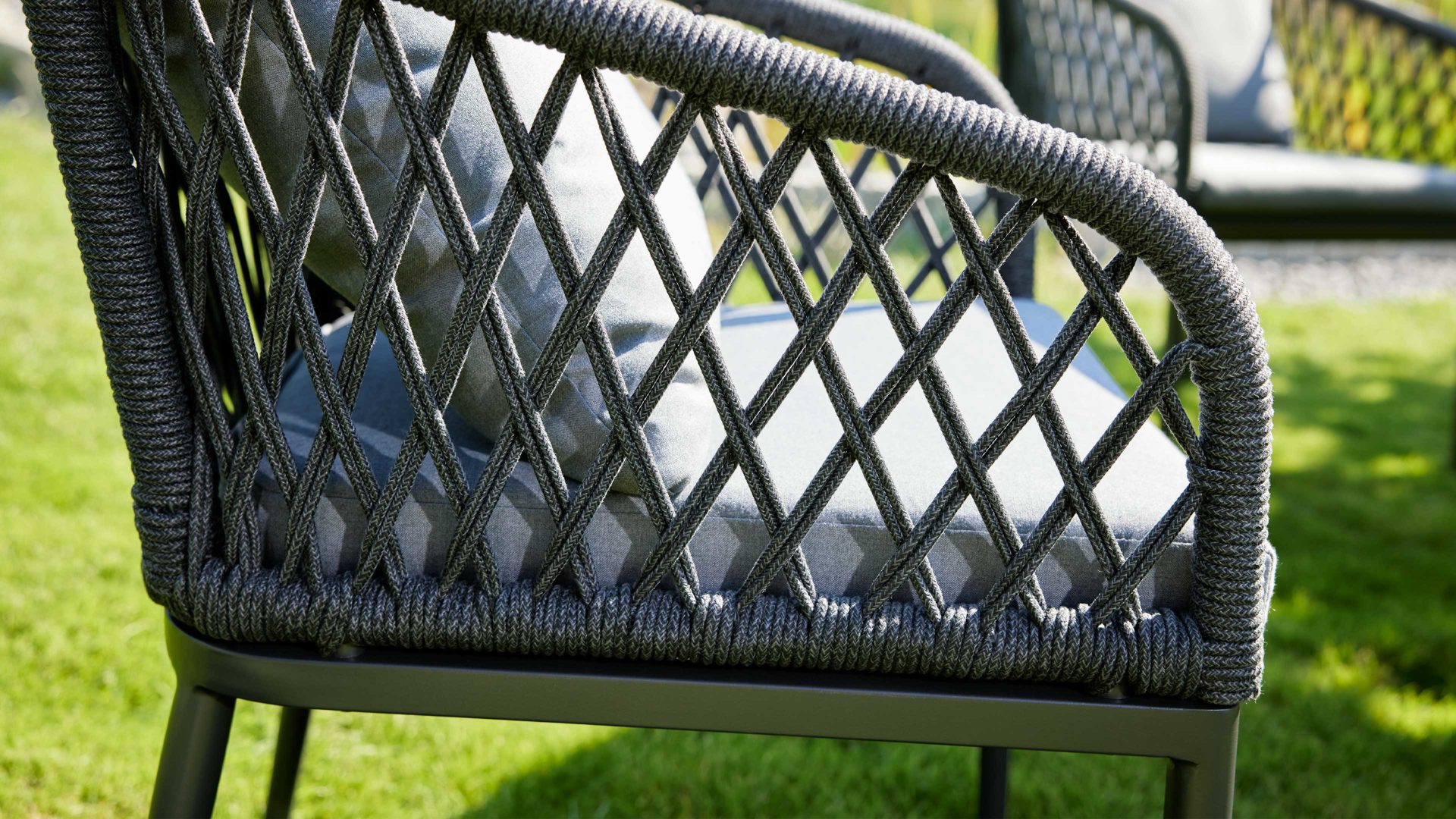 Gartenmöbel-Set Interliving aus Geflecht in Grau Interliving Gartenmöbel Serie 7004 – Tischgruppe mit rundem Tisch graues Kordelgeflecht & dunkelgrauer Bezug Heather 181, HPL Beton & Teakholz