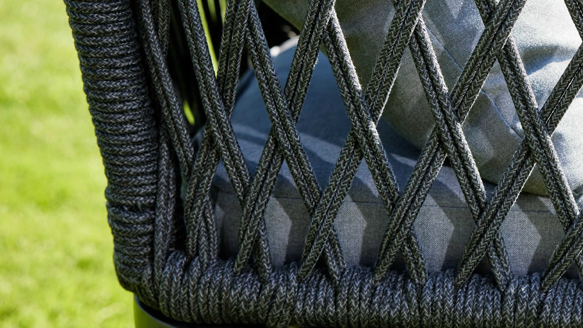 Gartenmöbel-Set Interliving aus Geflecht in Grau Interliving Gartenmöbel Serie 7004 – Tischgruppe mit rundem Tisch graues Kordelgeflecht & dunkelgrauer Bezug Heather 181, HPL Beton & Teakholz