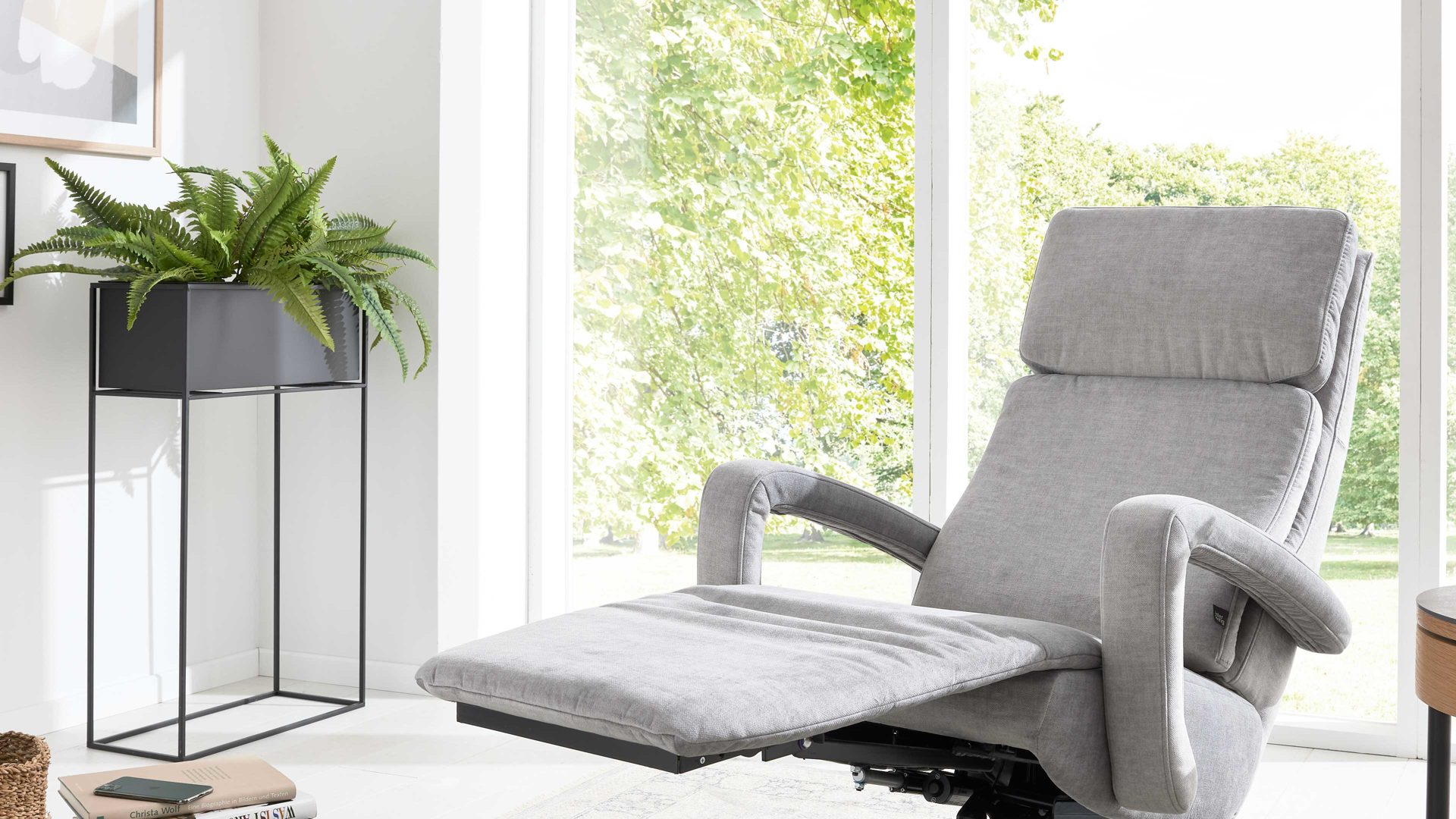 Relaxsessel Interliving aus Stoff in Hellgrau Interliving Sofa Serie 4541 – Relaxsessel manuell - silberfarbener Velours Joyce & Sternfuß V4S