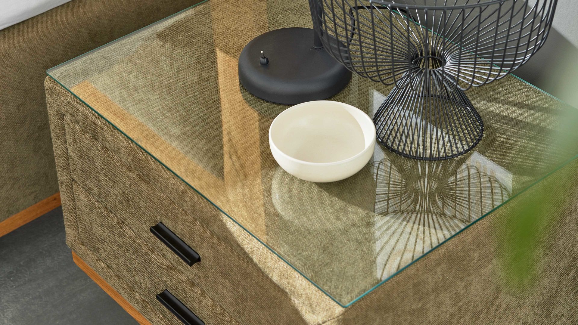 Nachtkommode Interliving aus Stoff in Grün Interliving Boxspringbett Serie 1415 - Nachtkommode olivgrüner Stoffbezug ELK 323 - zwei Schubladen