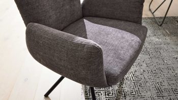 Polsterstuhl Interliving aus Stoff in Grau Interliving Esszimmer Serie 5504 - Armlehnstuhl grauer Bezug Concrete DCT 99 & schwarzer Drehfuß S 349