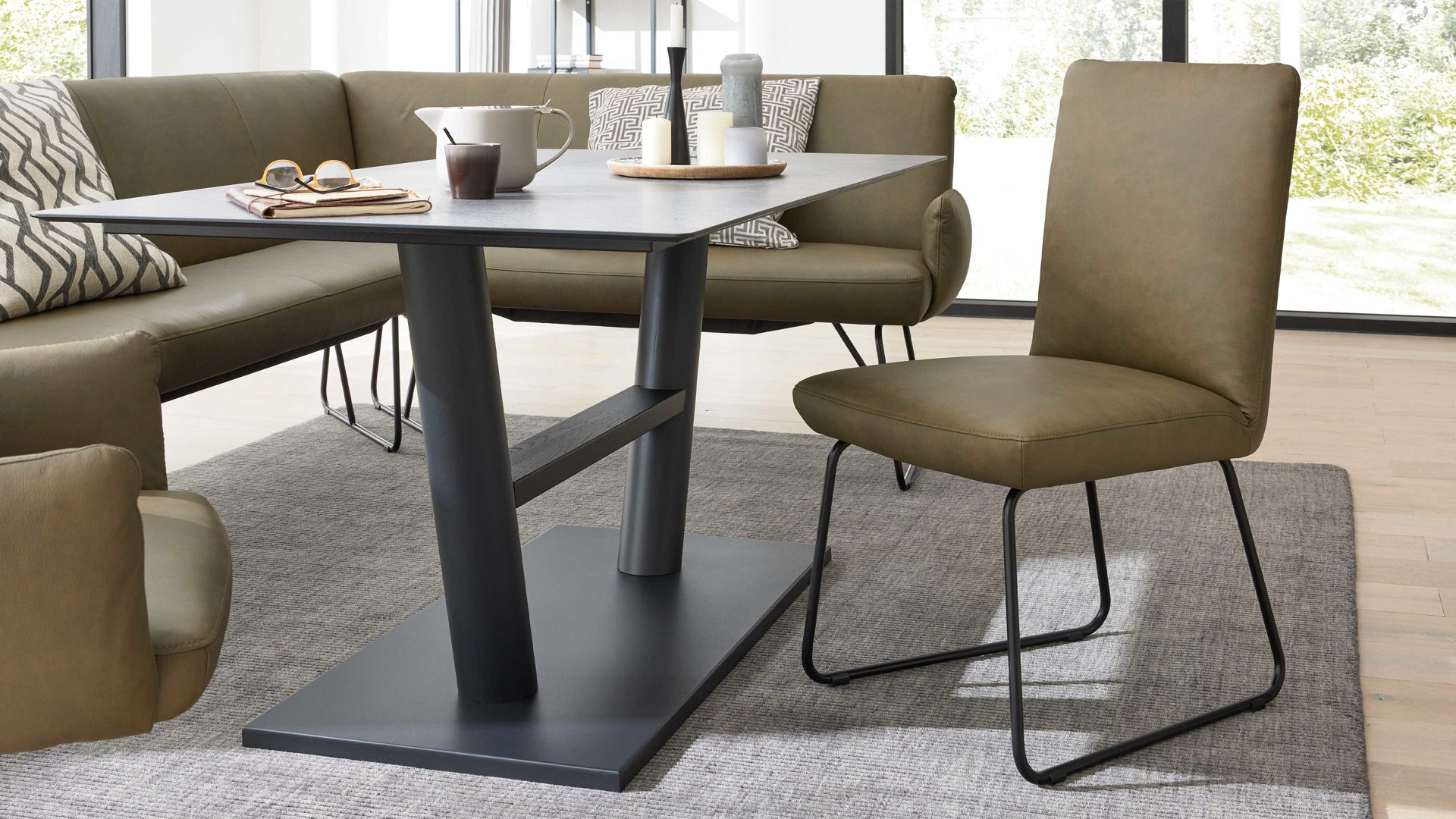 Polsterstuhl Interliving aus Leder in Grün Interliving Esszimmer Serie 5504 - Polsterstuhl grünes Leder EVI 33 & schwarzes Kufengestell S 355