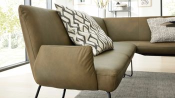 Eckbank Interliving aus Leder in Grün Interliving Esszimmer Serie 5504 - Eckbank grünes Leder EVI 33 & schwarzes Kufengestell S 355 - Stellfläche ca. 249 x 189 cm