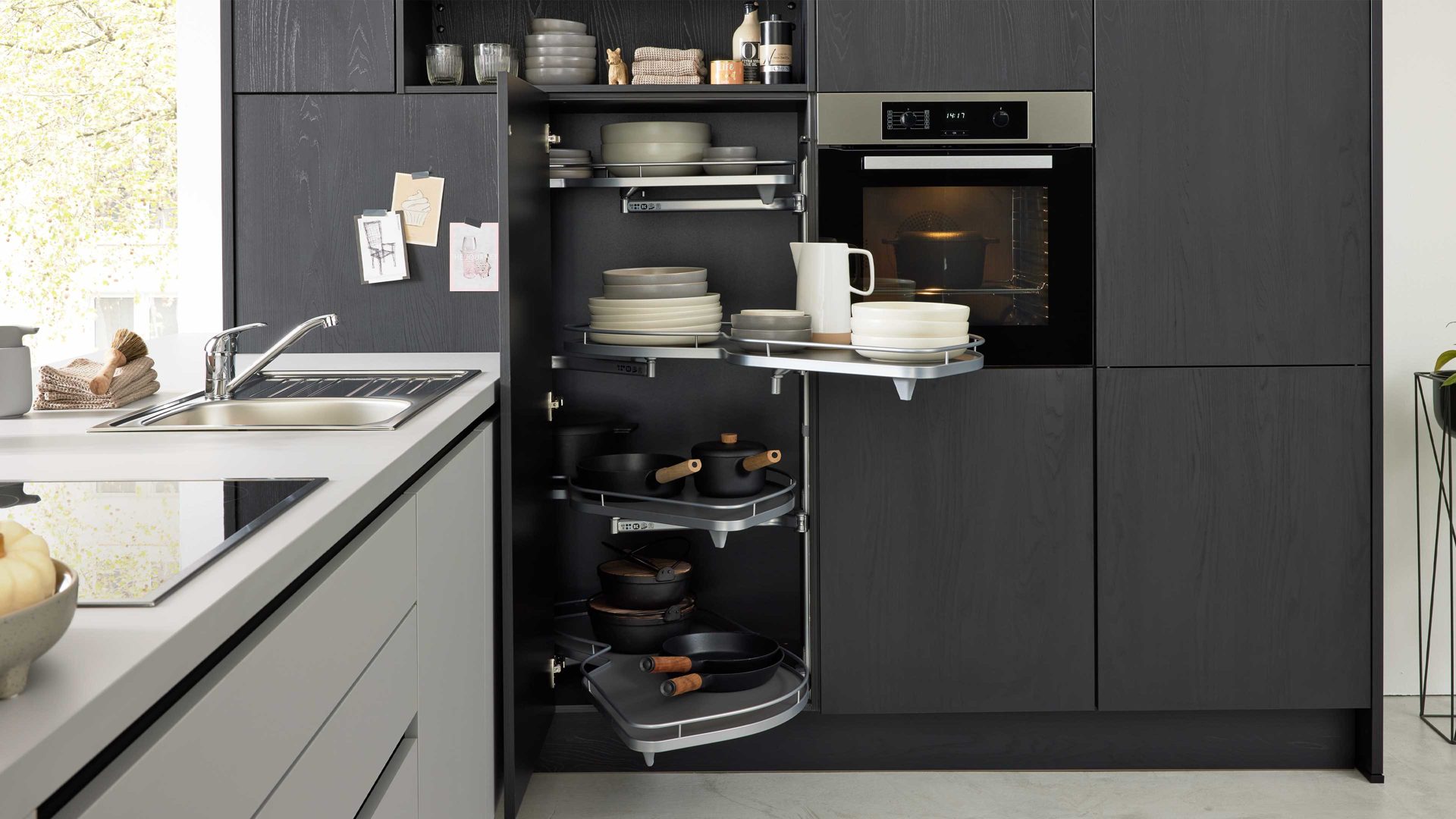 Einbauküche Interliving aus Holz in Schwarz Interliving Küche Serie 3056 mit Miele Einbaugeräten Eiche Nero & Platingrau – Stellfläche ca. 400 x 285 cm