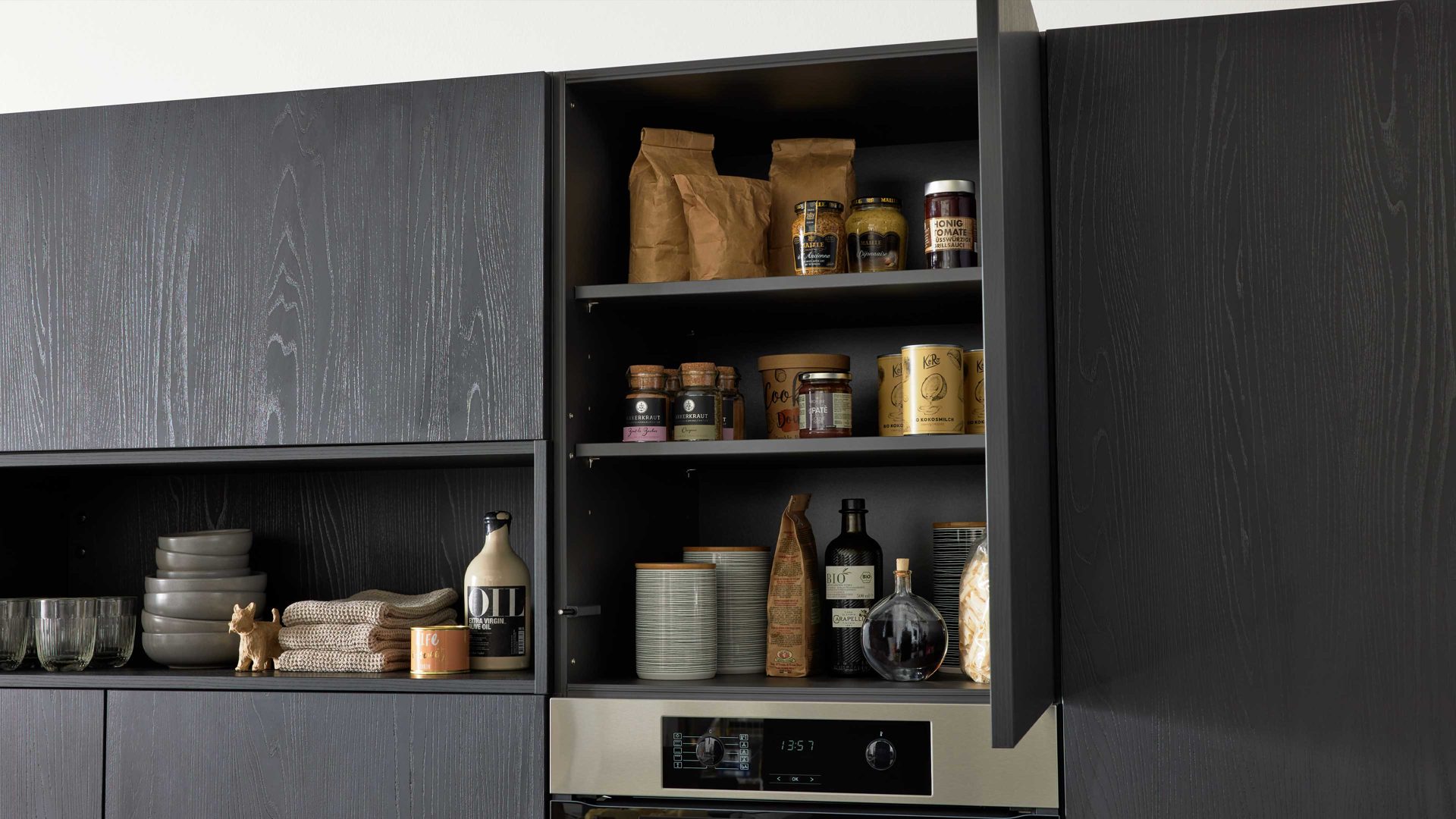 Einbauküche Interliving aus Holz in Schwarz Interliving Küche Serie 3056 mit Miele Einbaugeräten Eiche Nero & Platingrau – Stellfläche ca. 400 x 285 cm