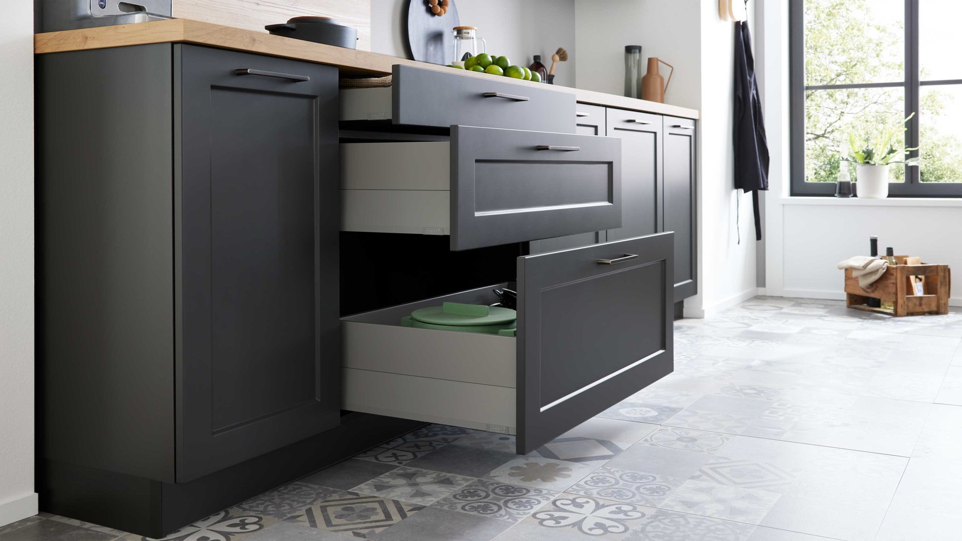 Einbauküche WERT KÜCHE® aus Holz in Schwarz WERT KÜCHE® Vivien mit SIEMENS Einbaugeräten Lavaschwarz Satin & Wildeiche natur - zweizeilig