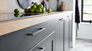 Einbauküche WERT KÜCHE® aus Holz in Schwarz WERT KÜCHE® Vida mit SIEMENS Einbaugeräten Lavaschwarz Satin & Wildeiche natur - zweiteilig
