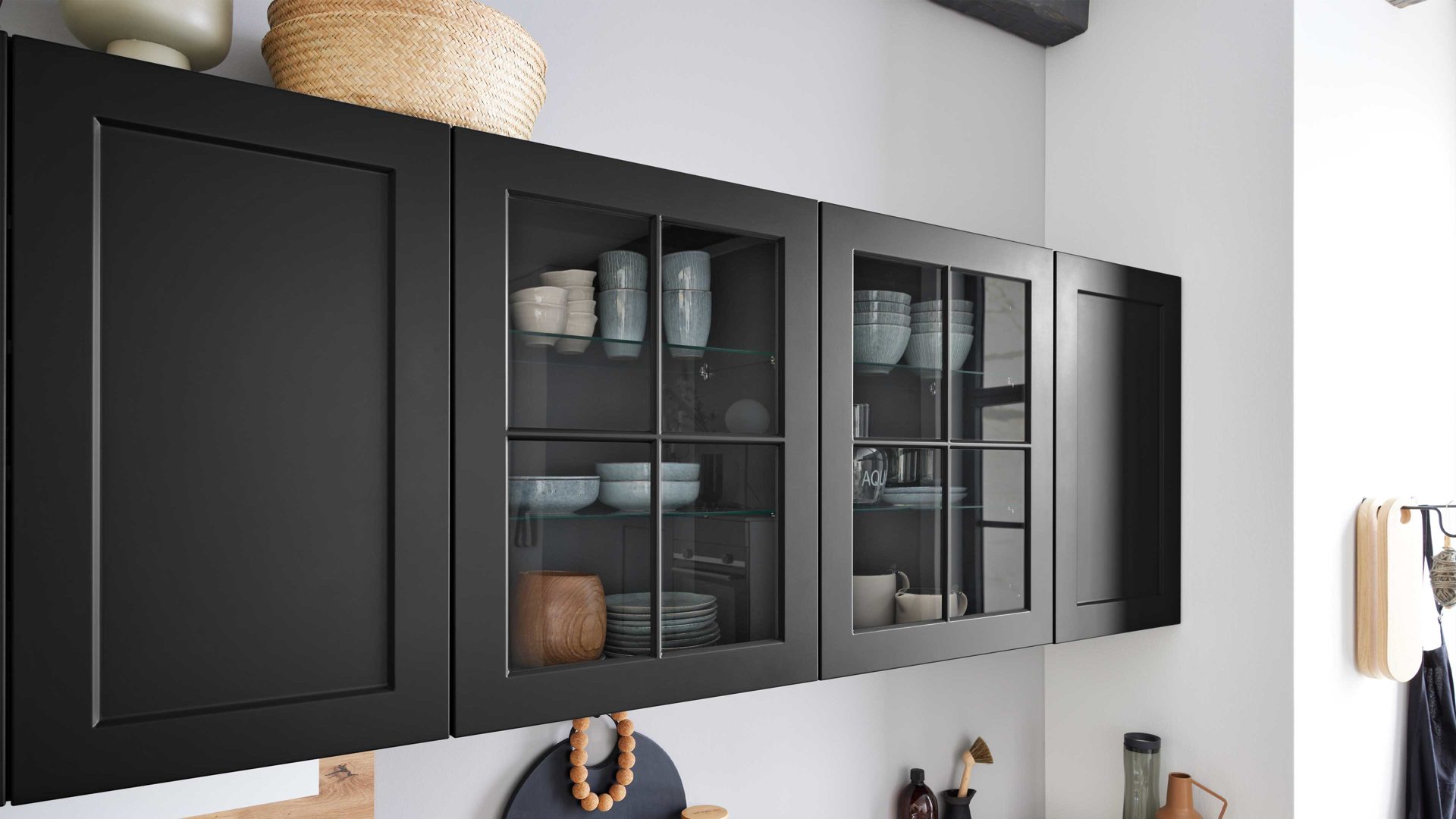 Einbauküche WERT KÜCHE® aus Holz in Schwarz WERT KÜCHE® Vida mit SIEMENS Einbaugeräten Lavaschwarz Satin & Wildeiche natur - zweiteilig