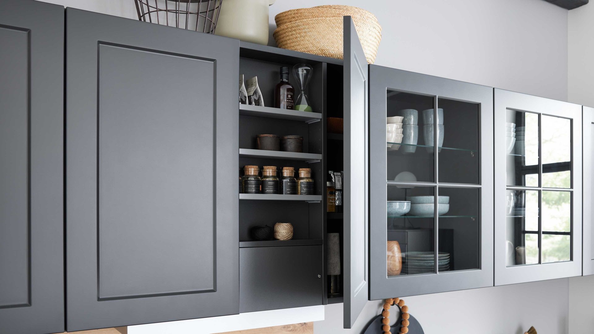 Einbauküche WERT KÜCHE® aus Holz in Schwarz WERT KÜCHE® Vida mit SIEMENS Einbaugeräten Lavaschwarz Satin & Wildeiche natur - zweiteilig