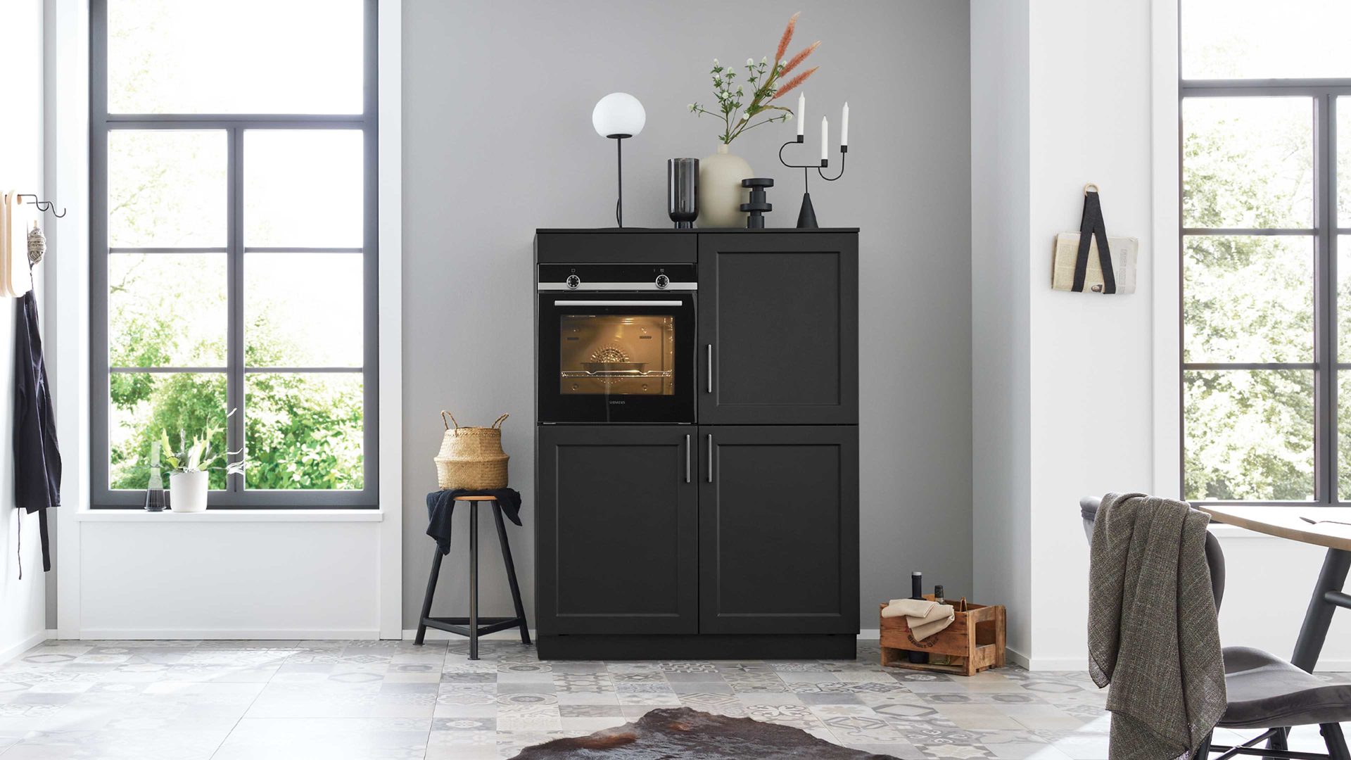 Einbauküche WERT KÜCHE® aus Holz in Schwarz WERT KÜCHE® Vida mit SIEMENS Einbaugeräten Lavaschwarz Satin & Wildeiche natur - zweiteilig