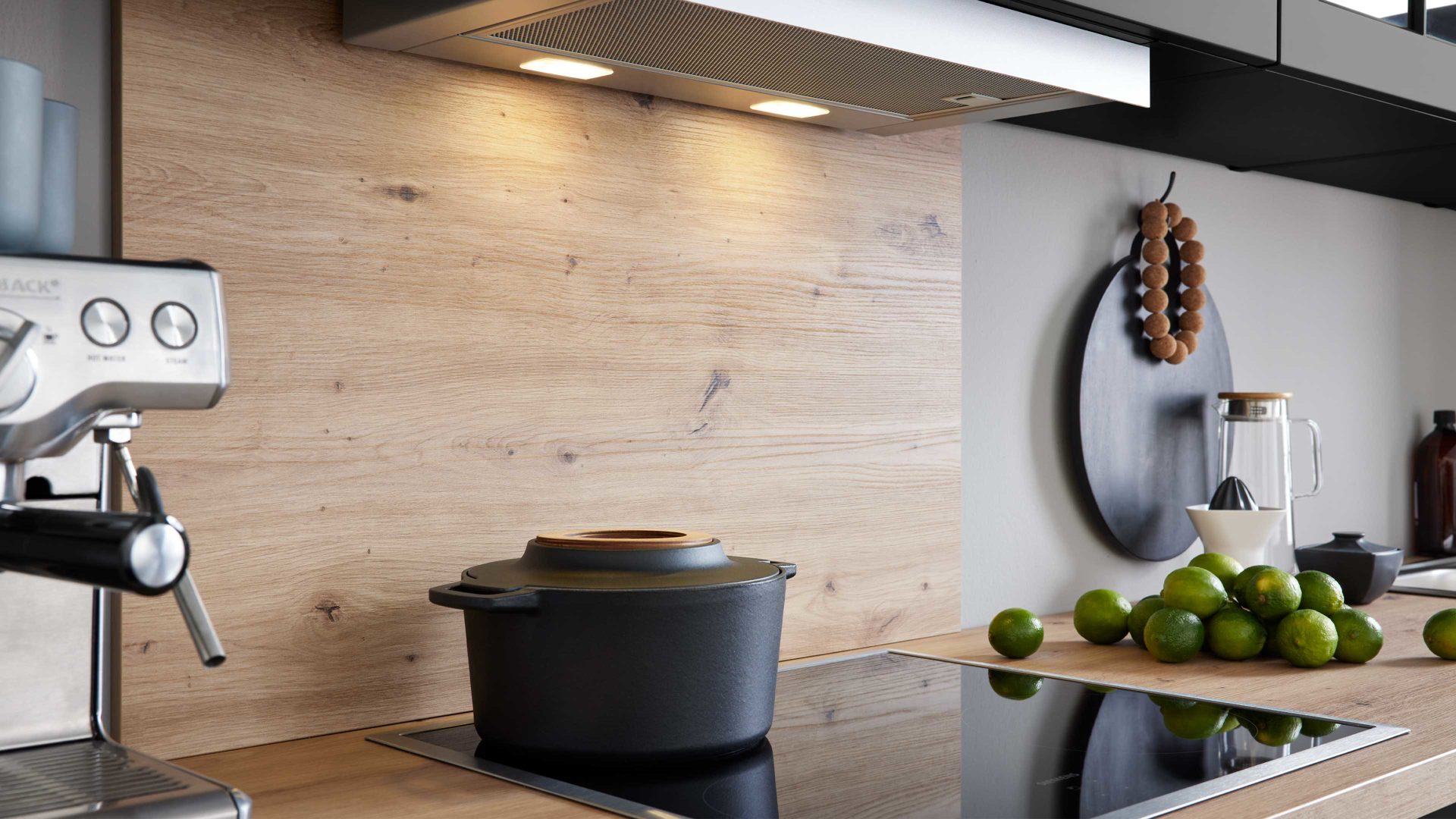 Einbauküche WERT KÜCHE® aus Holz in Schwarz WERT KÜCHE® Vida mit SIEMENS Einbaugeräten Lavaschwarz Satin & Wildeiche natur - zweiteilig