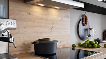 Einbauküche WERT KÜCHE® aus Holz in Schwarz WERT KÜCHE® Vivien mit SIEMENS Einbaugeräten Lavaschwarz Satin & Wildeiche natur - zweizeilig