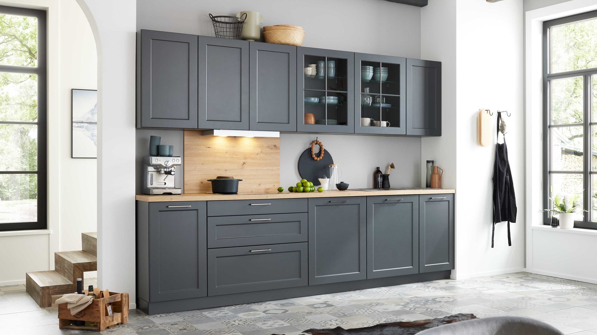 Einbauküche WERT KÜCHE® aus Holz in Schwarz WERT KÜCHE® Vida mit SIEMENS Einbaugeräten Lavaschwarz Satin & Wildeiche natur - zweiteilig