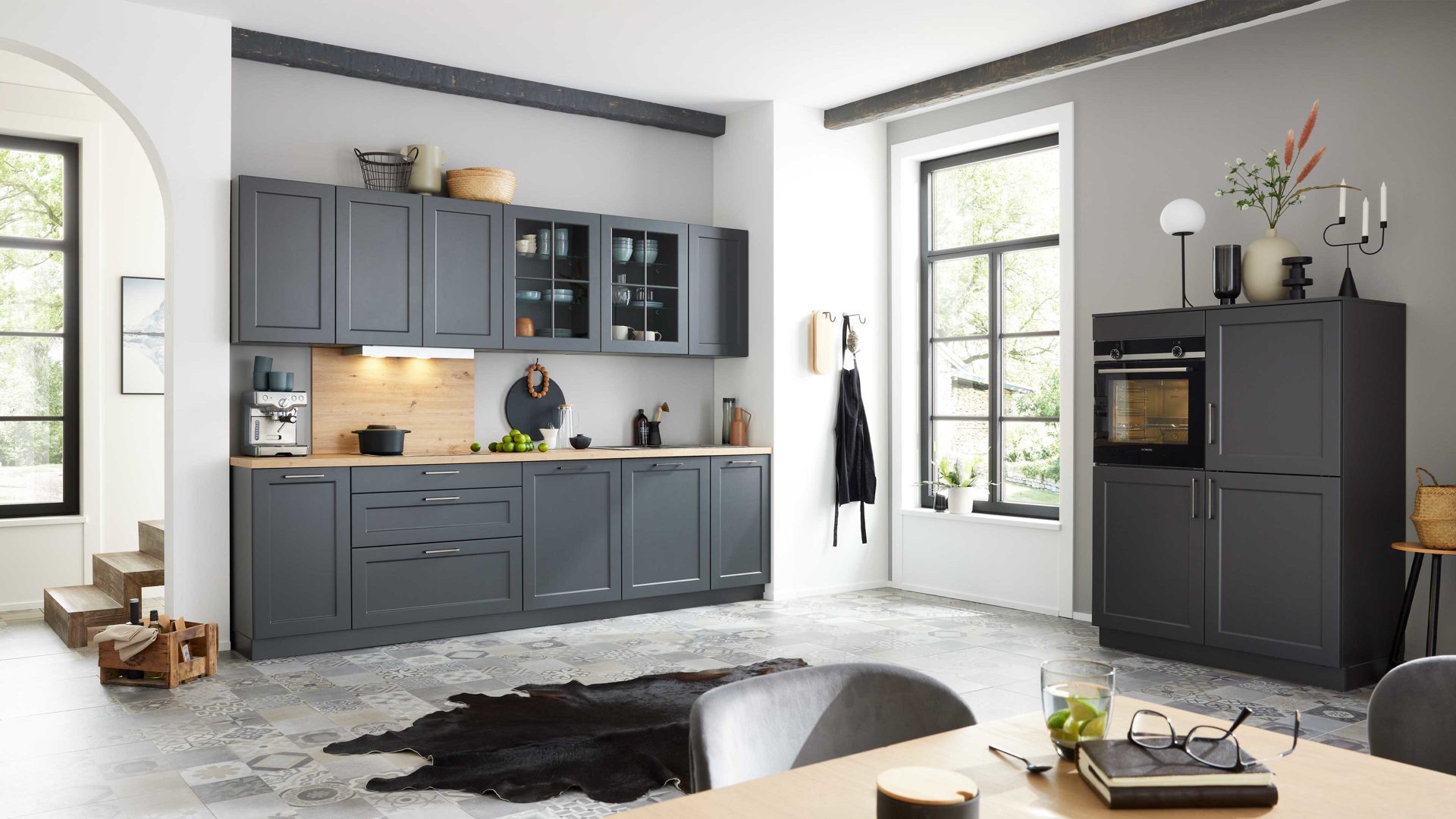 Einbauküche WERT KÜCHE® aus Holz in Schwarz WERT KÜCHE® Vida mit SIEMENS Einbaugeräten Lavaschwarz Satin & Wildeiche natur - zweiteilig