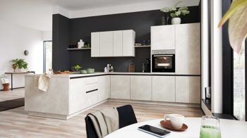 Einbauküche WERT KÜCHE® aus Holz in Beige WERT KÜCHE® Ella mit Constructa Einbaugeräten Muschelweiß & Schiefer Sand - Stellfläche ca. 420 x 250 cm